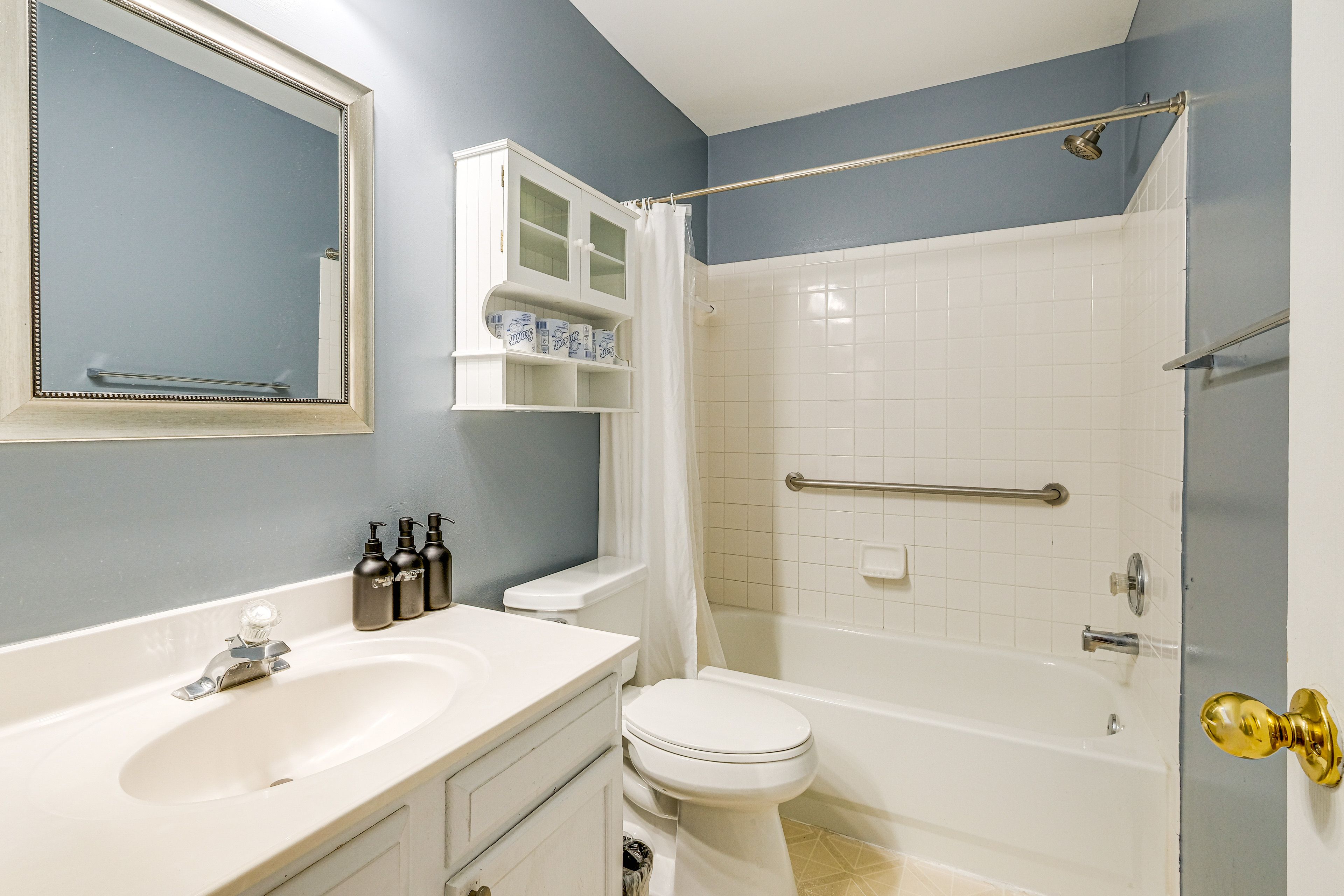 Full Bathroom | 2nd Floor