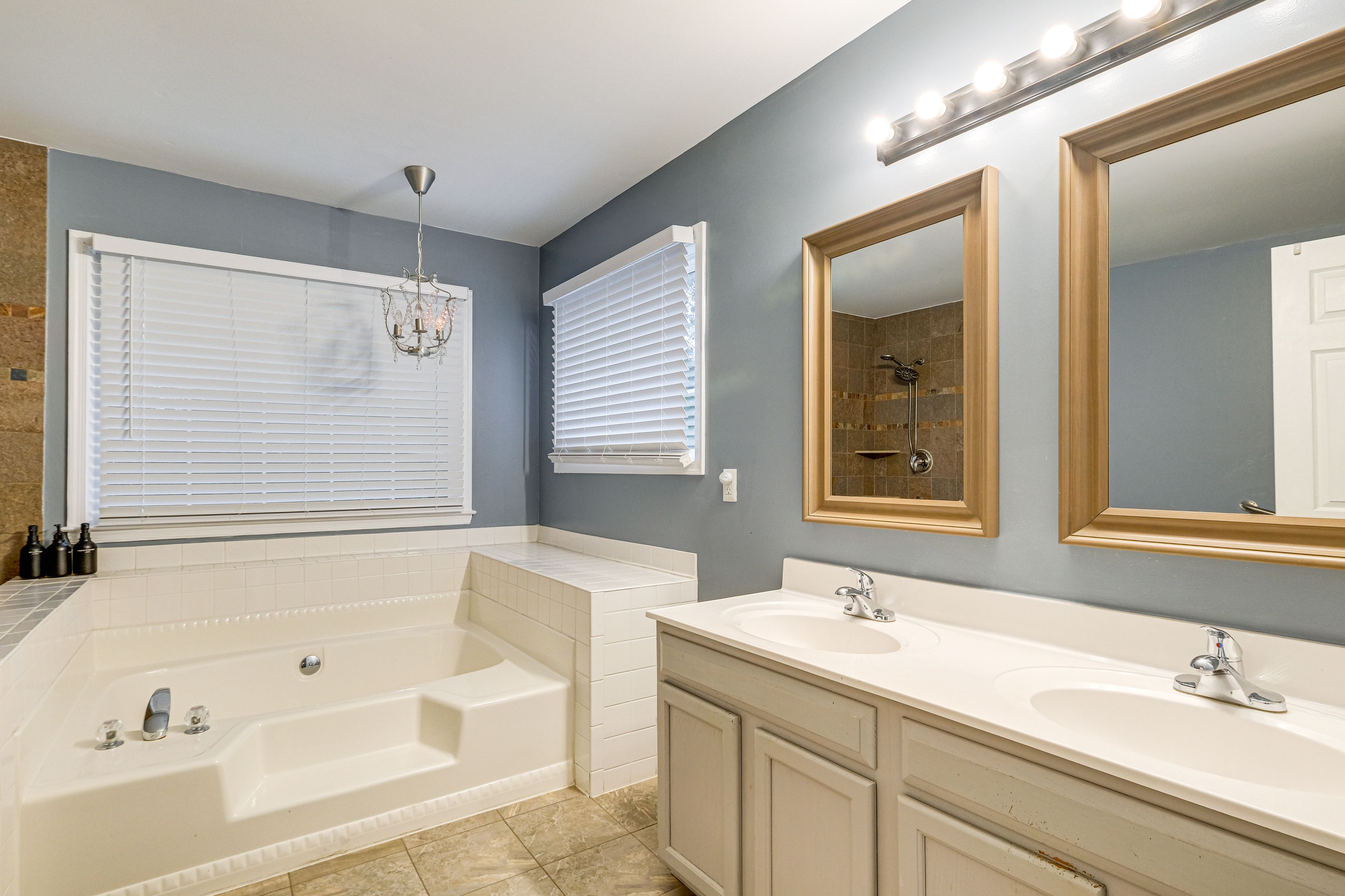 Full Bathroom | Towels Provided | Soaking Tub | 2nd Floor