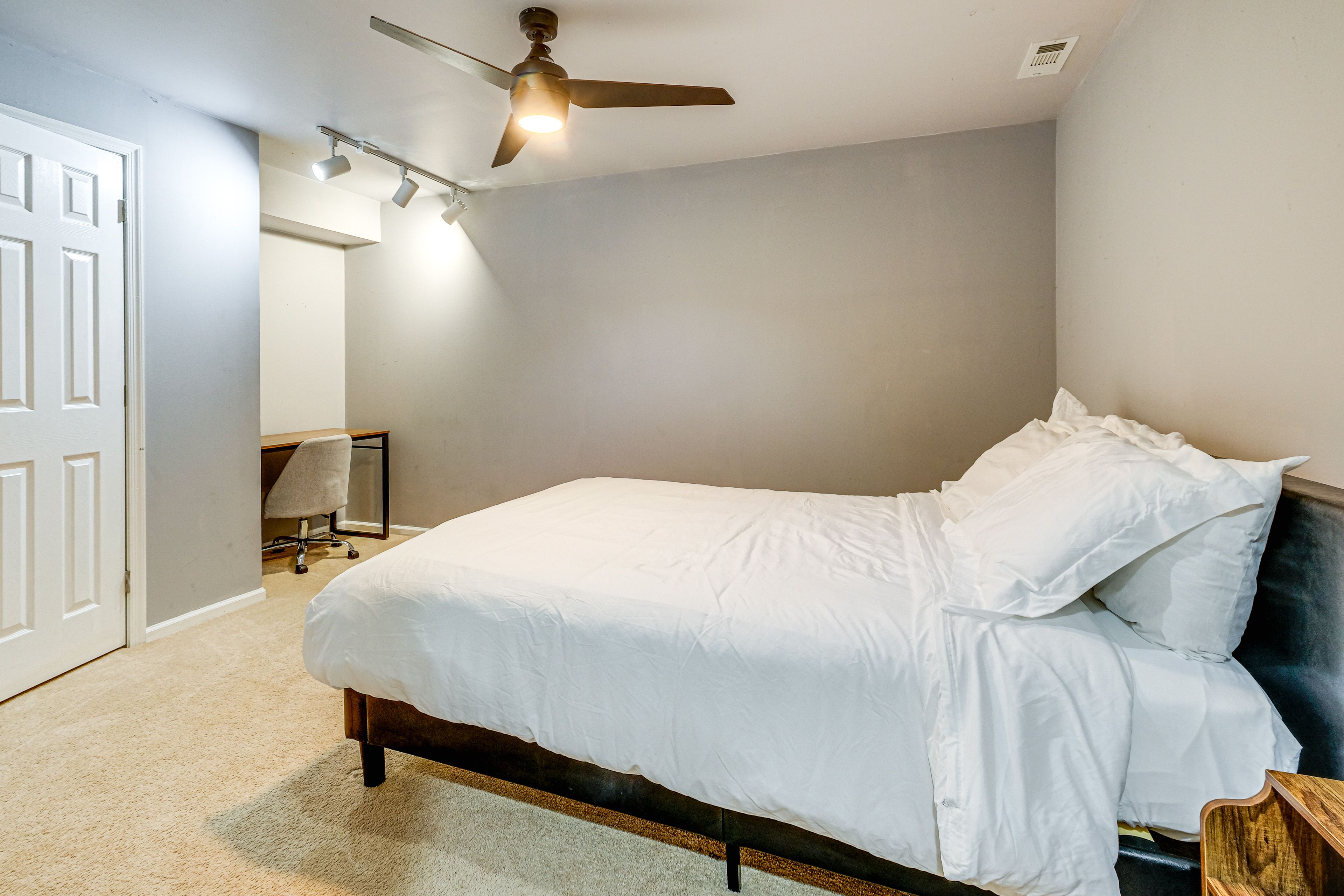 Bonus Room | Queen Bed | 2nd Floor
