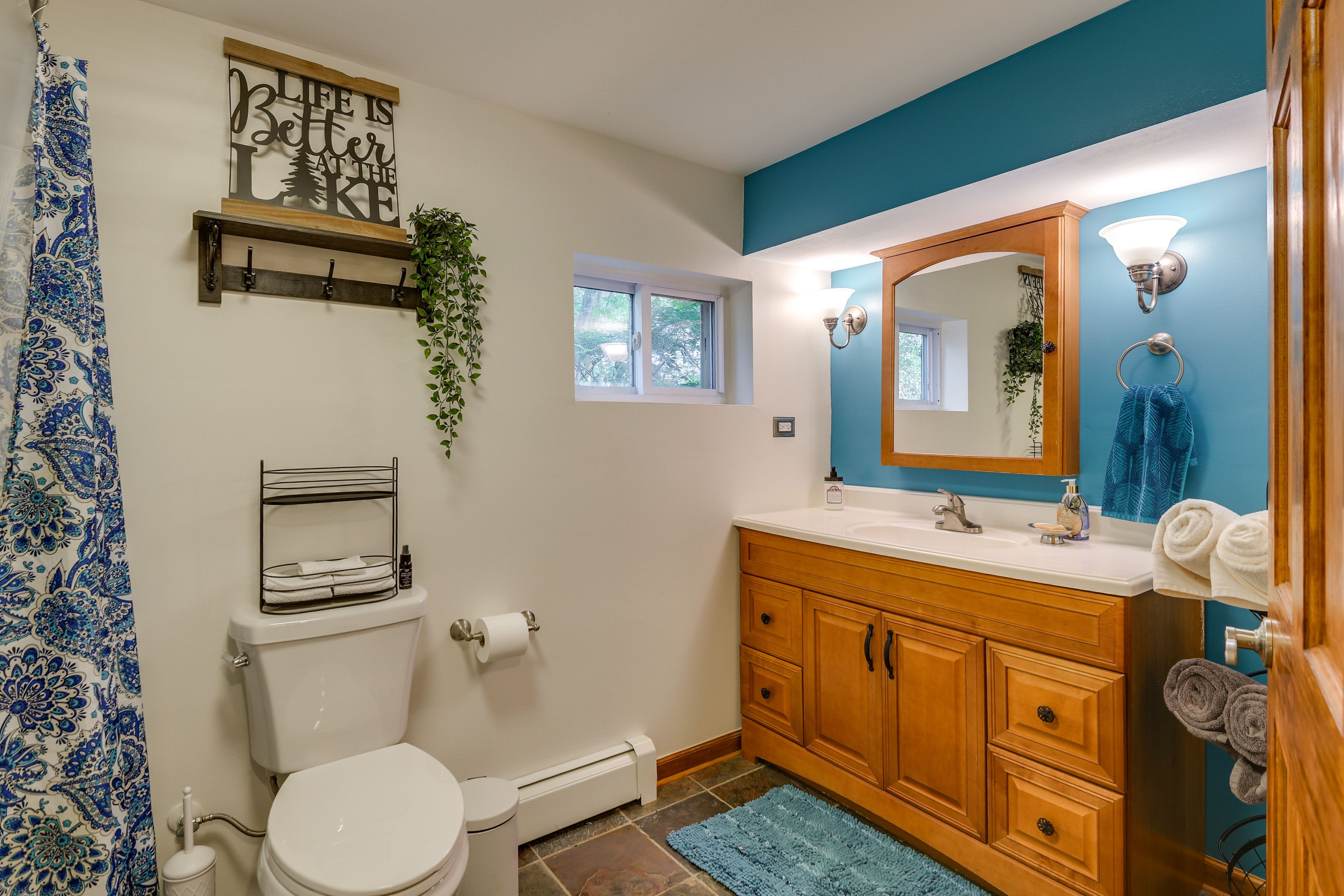 Full Bathroom | 1st Floor | Complimentary Toiletries | Hair Dryer