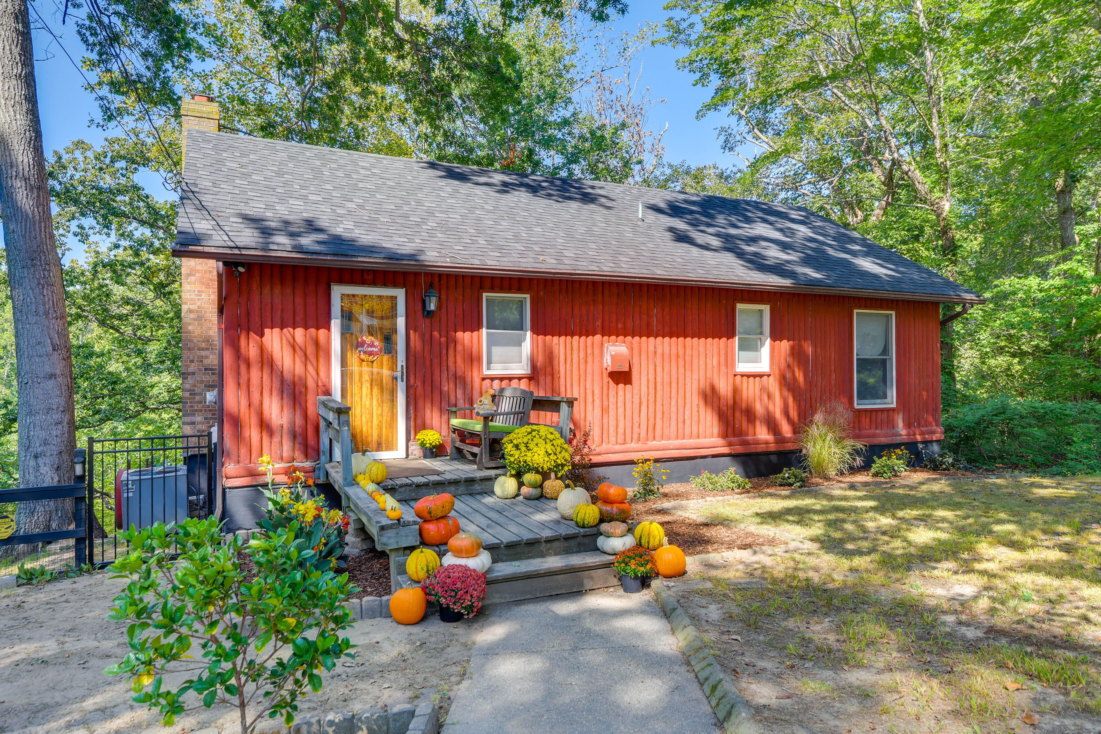 Parking | Driveway (2 Vehicles) | Gravel (2 Vehicles) | 3-Level House