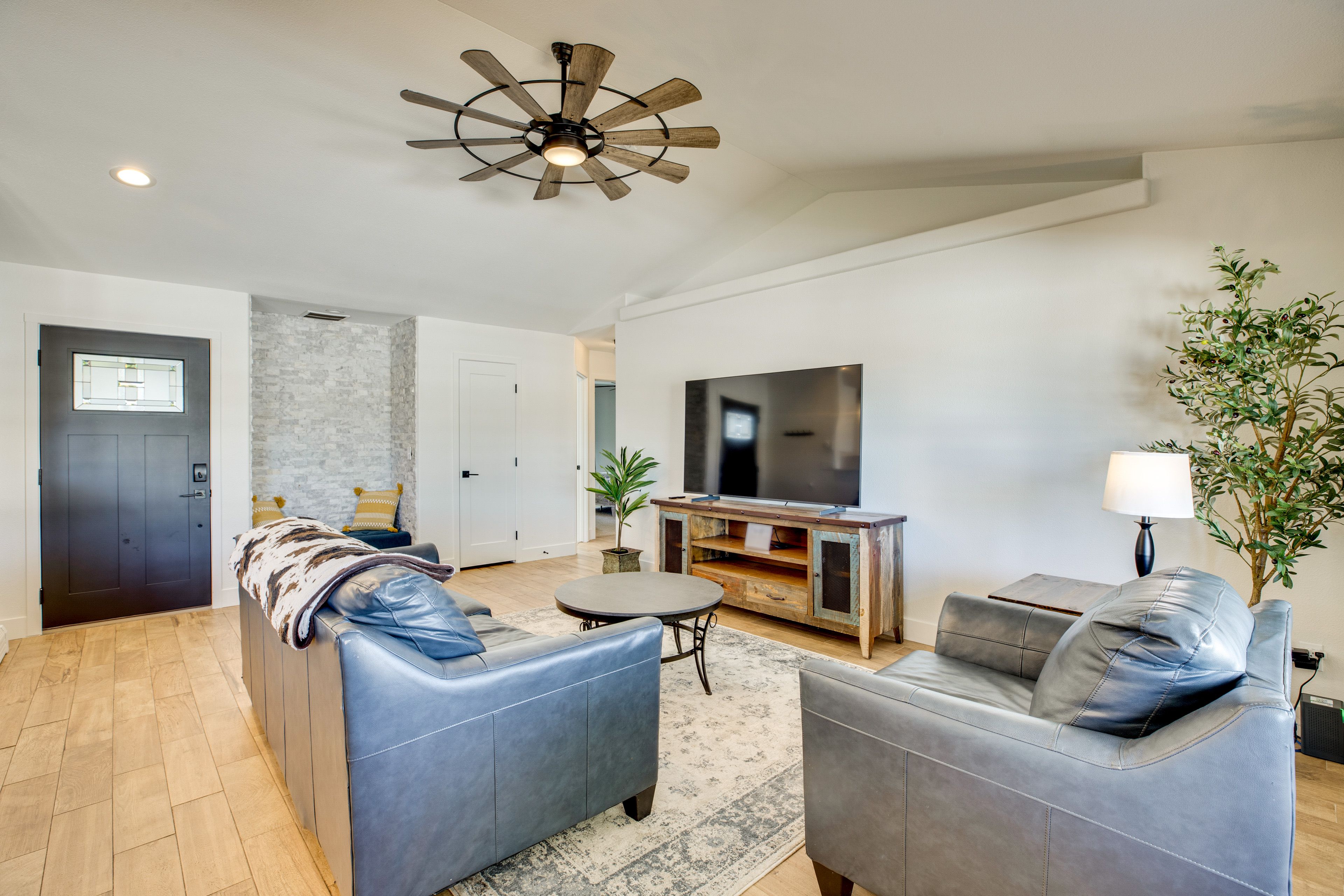 Living Room | Full Sleeper Sofa | Free WiFi