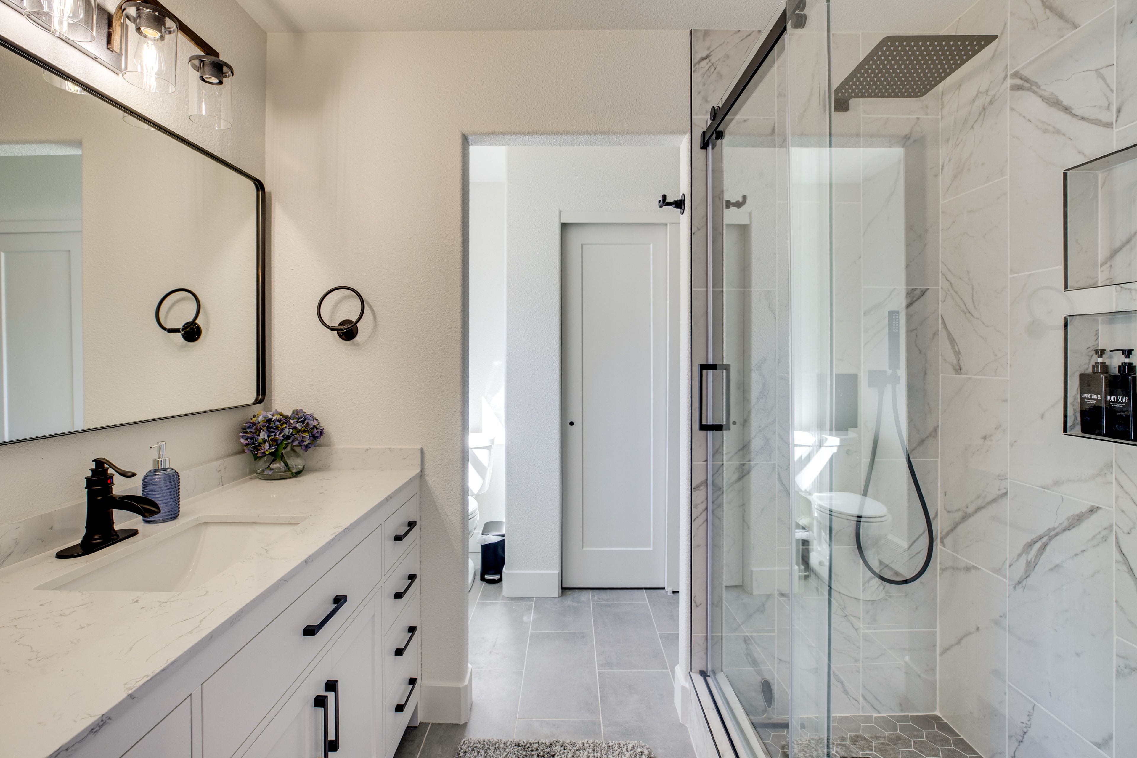 Full Bathroom | Towels Provided