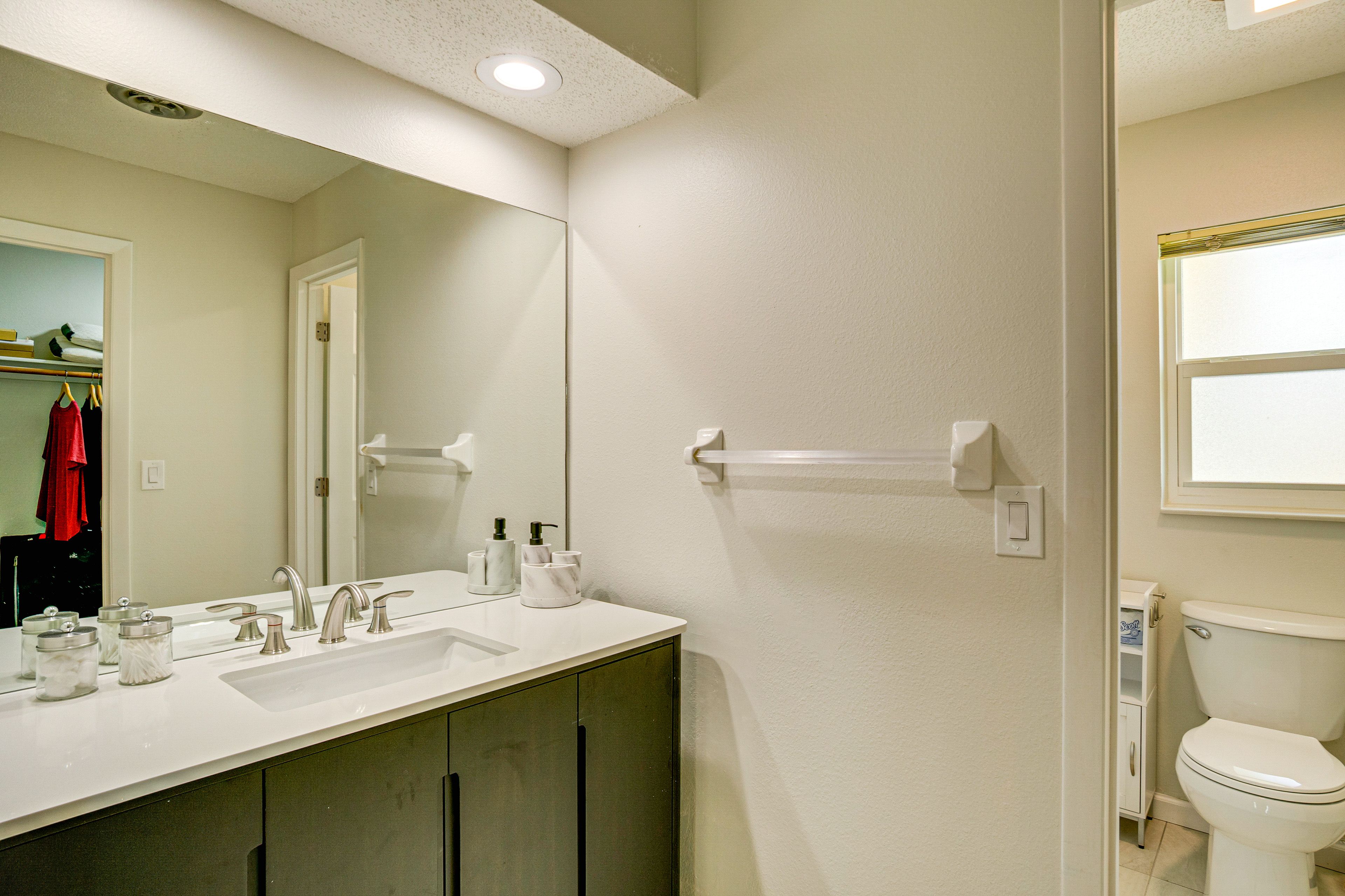 En-Suite Bathroom | Towels Provided | Walk-In Closet