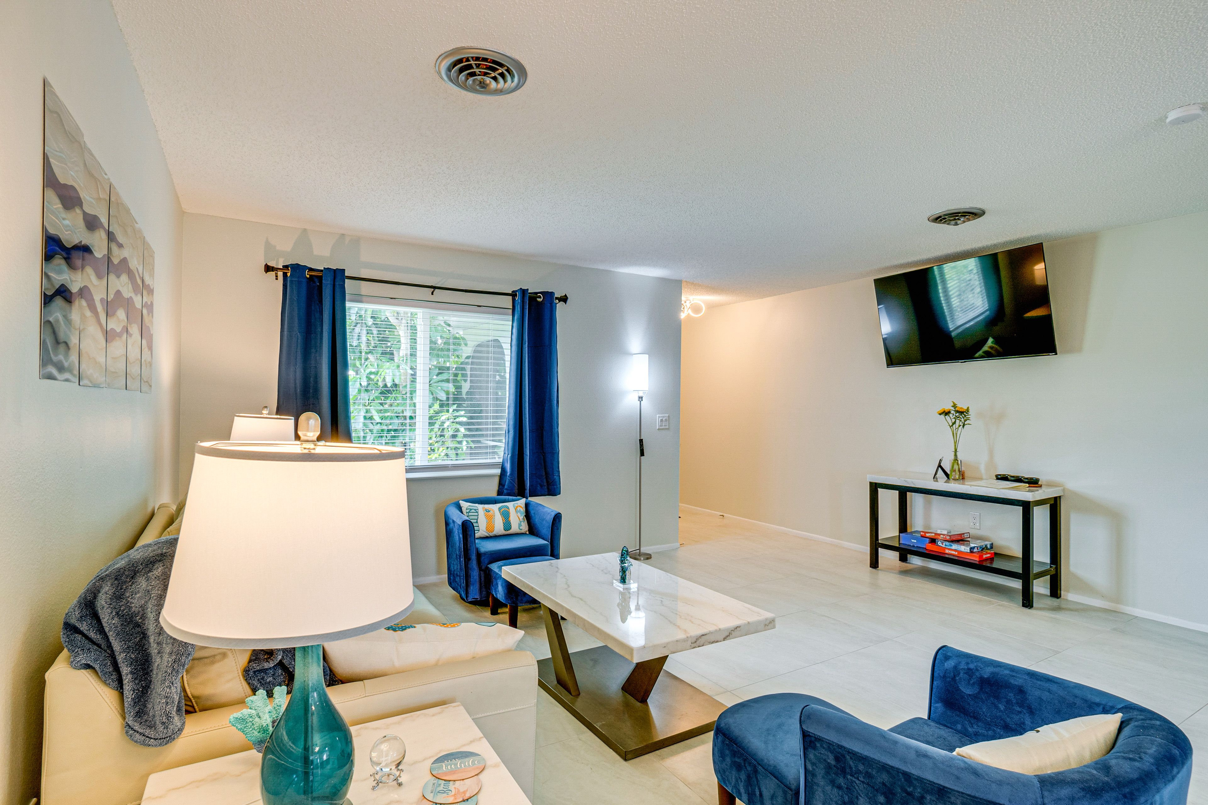 Living Room | Queen Sleeper Sofa | Smart TV | Free WiFi | Board Games