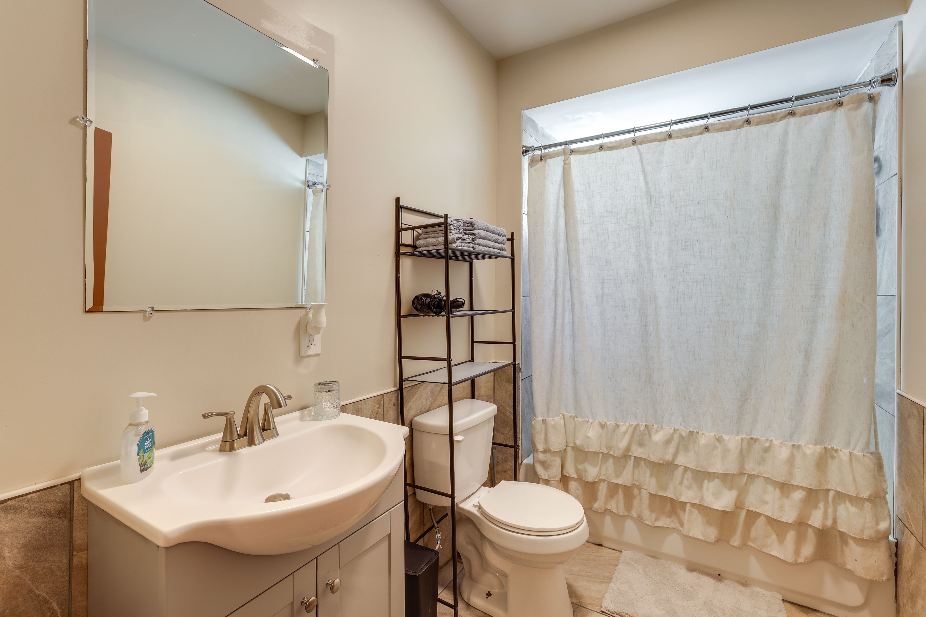 Full Bath | 2nd Floor