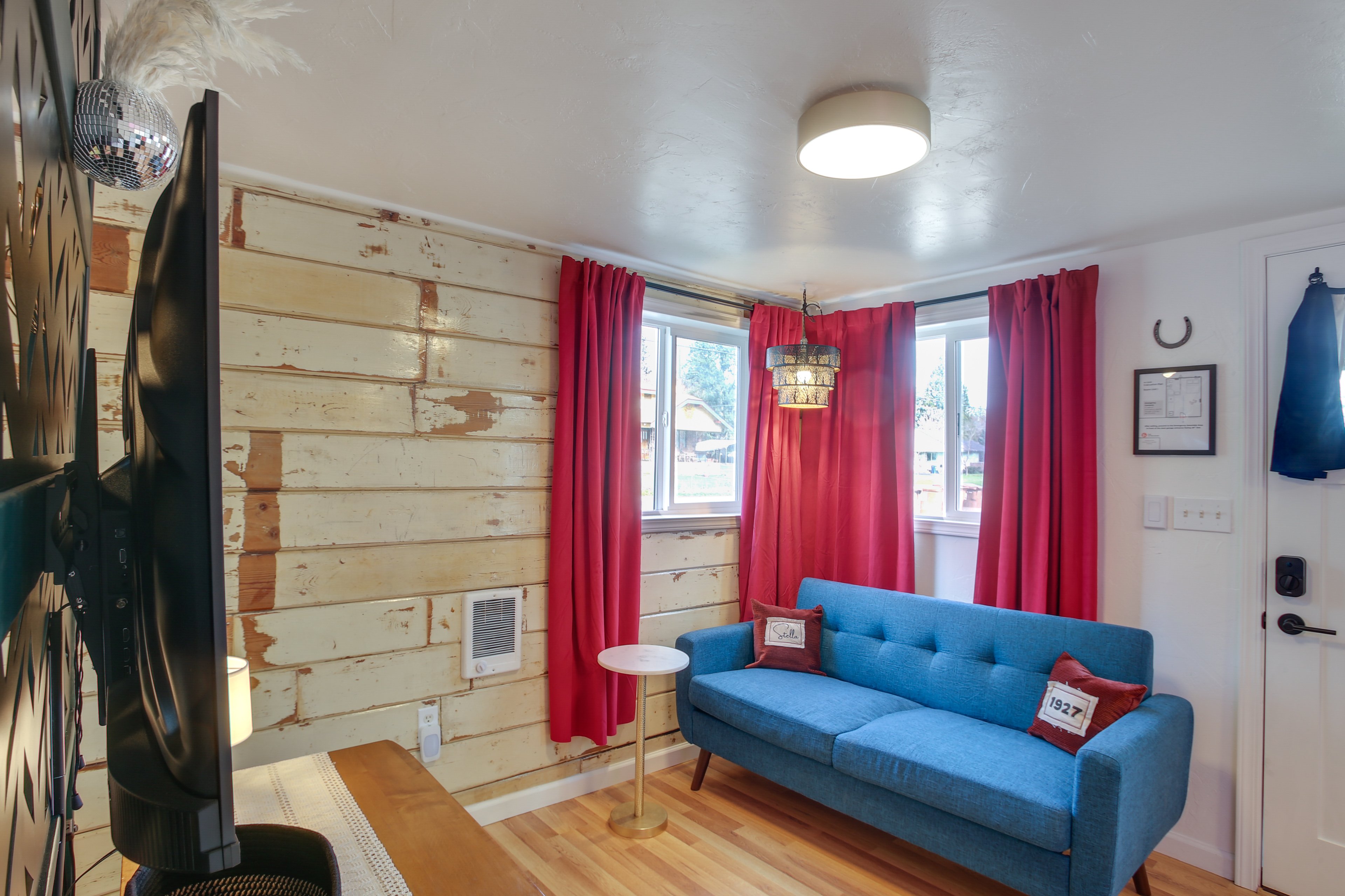 Living Area | Smart TV