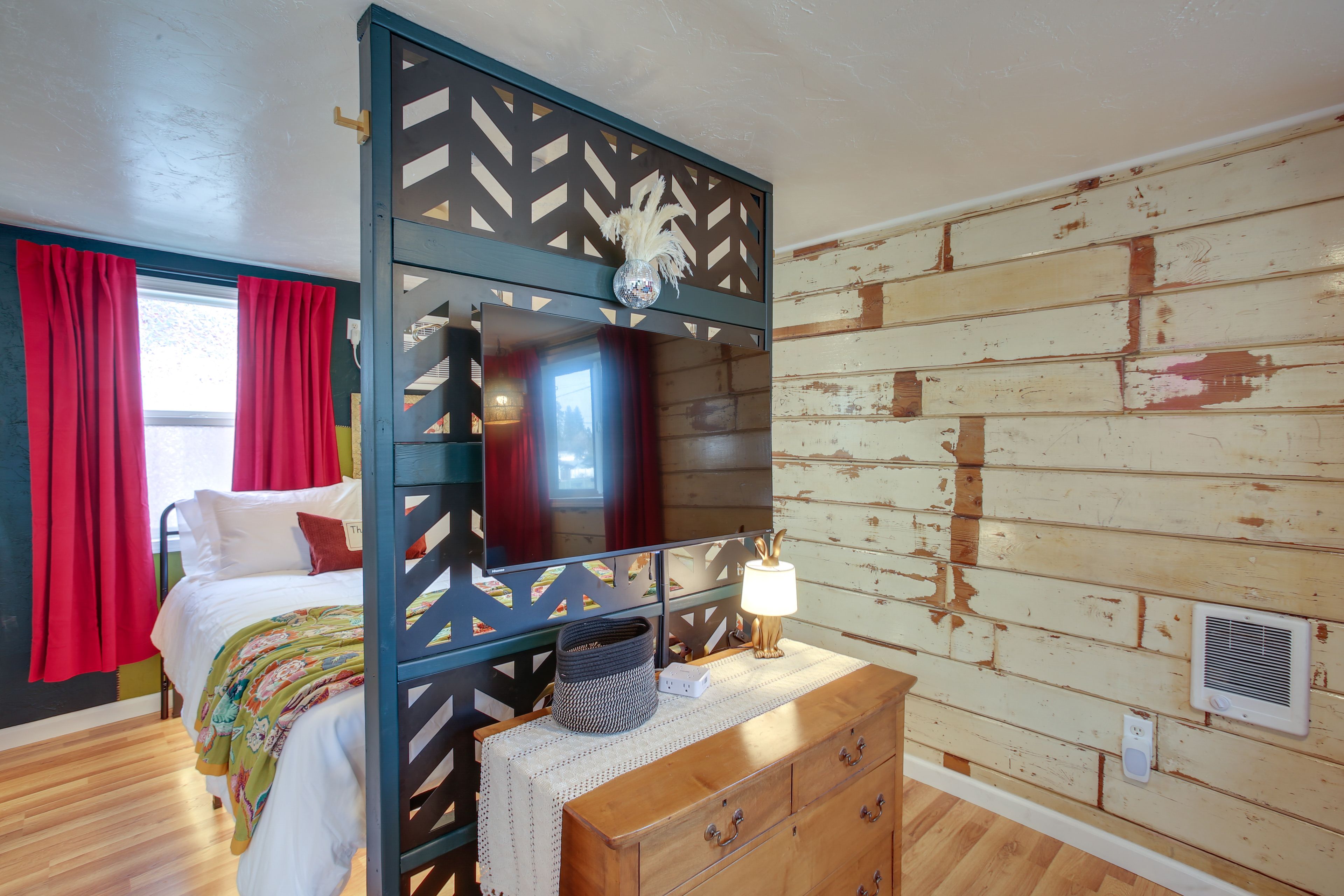 Studio | Queen Bed