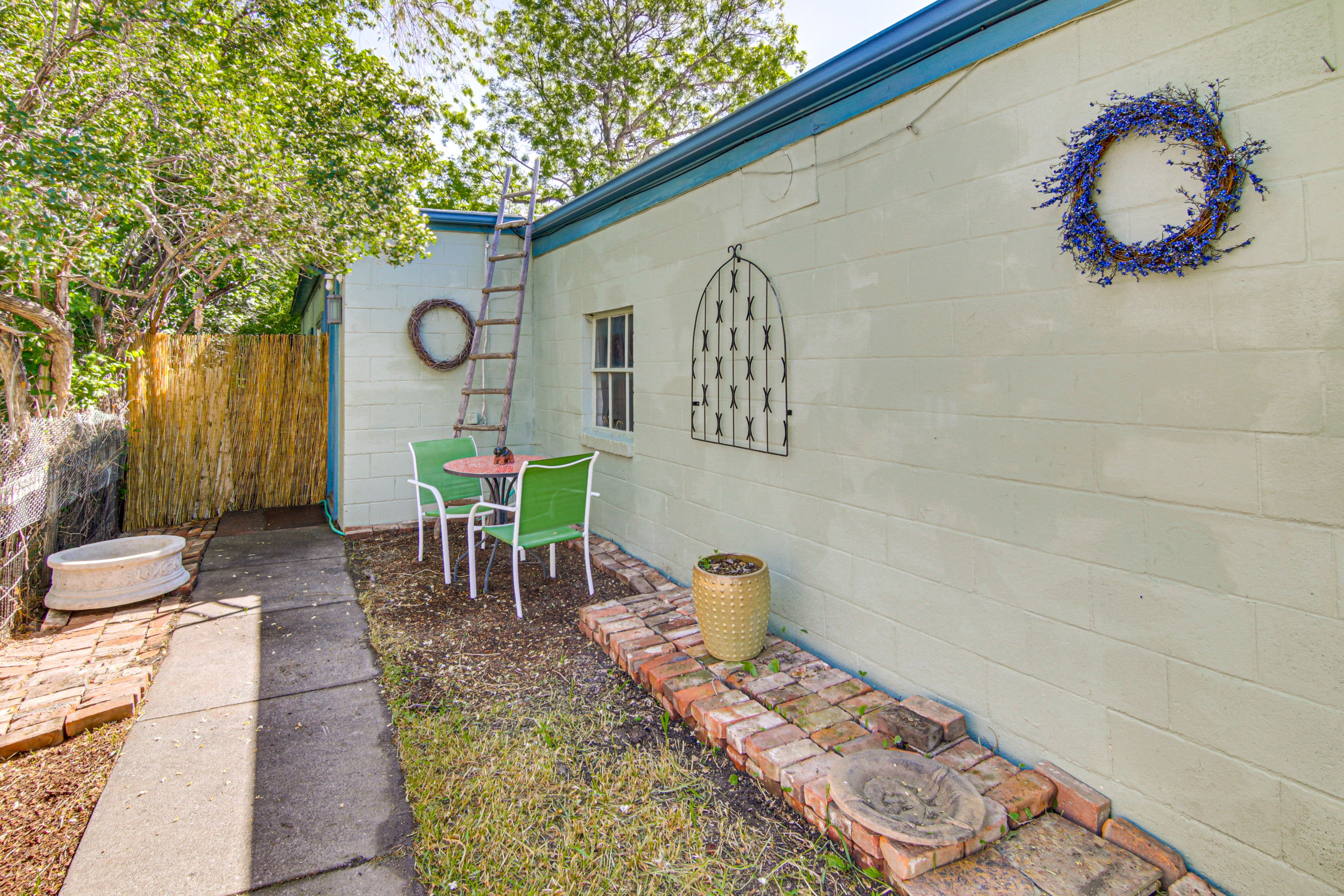 Studio Exterior | Outdoor Dining Area