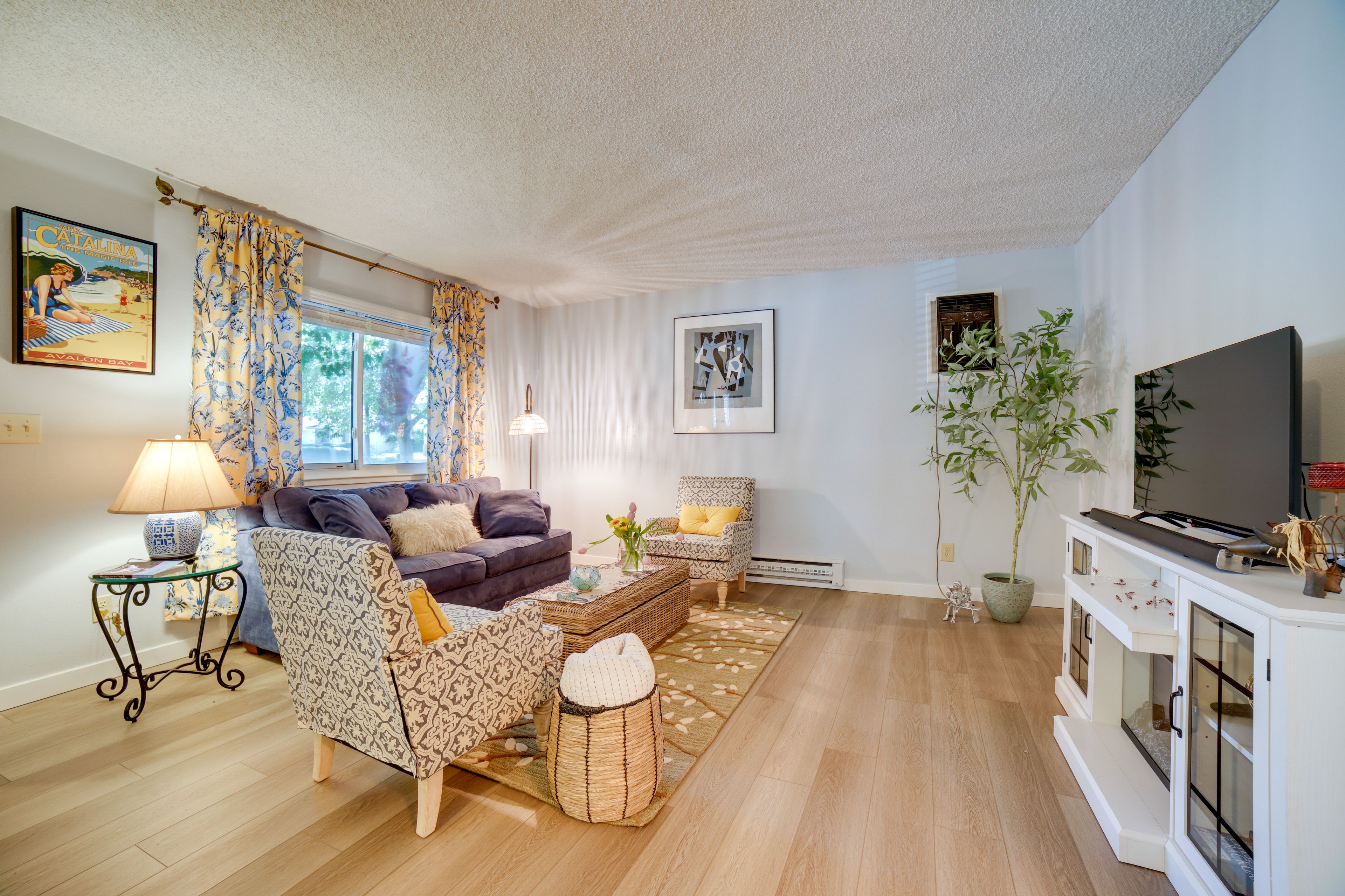 Living Room | Full Sleeper Sofa | Smart TV | Central A/C & Heat | Free WiFi