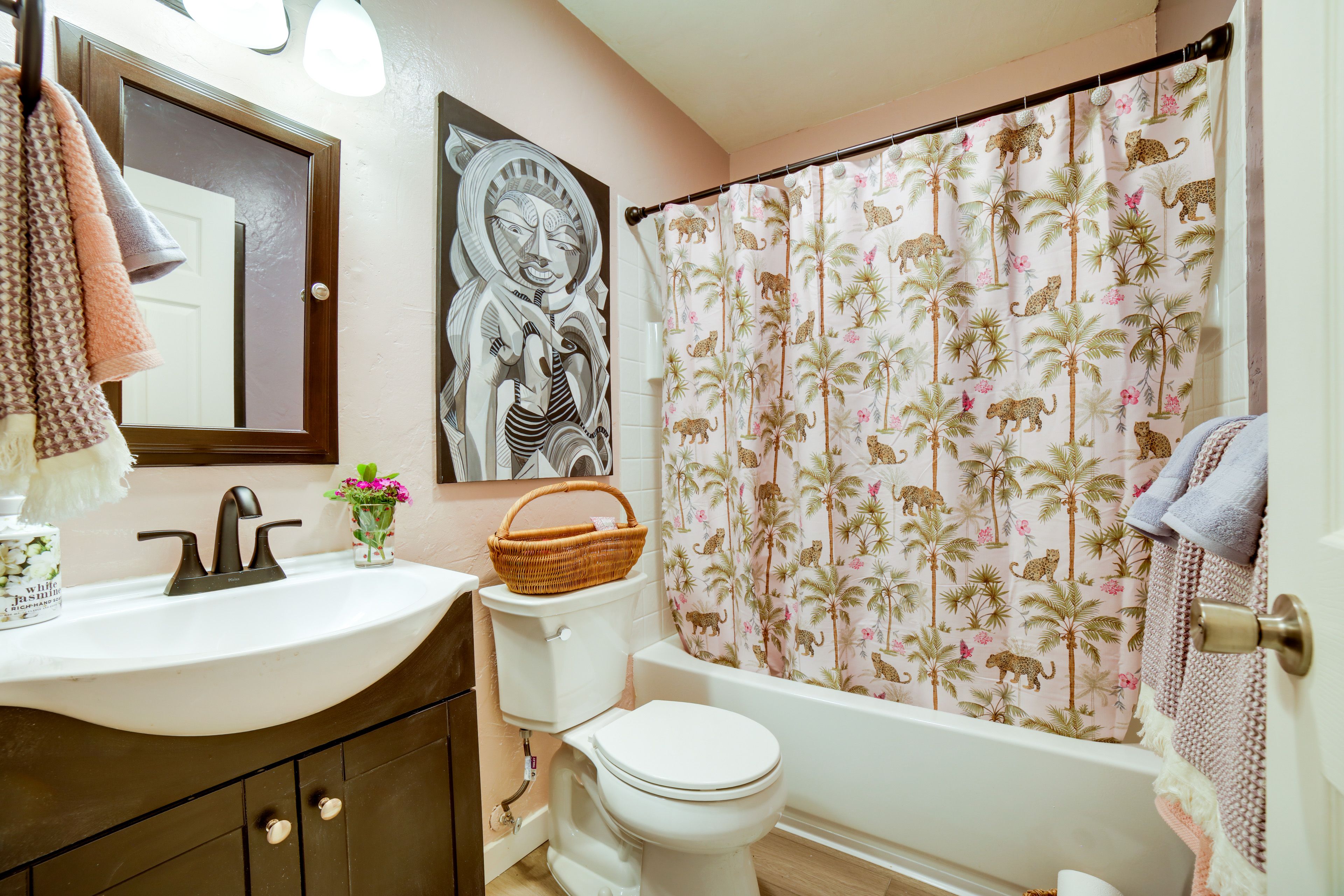 Full Bathroom | Towels Provided | Complimentary Toiletries