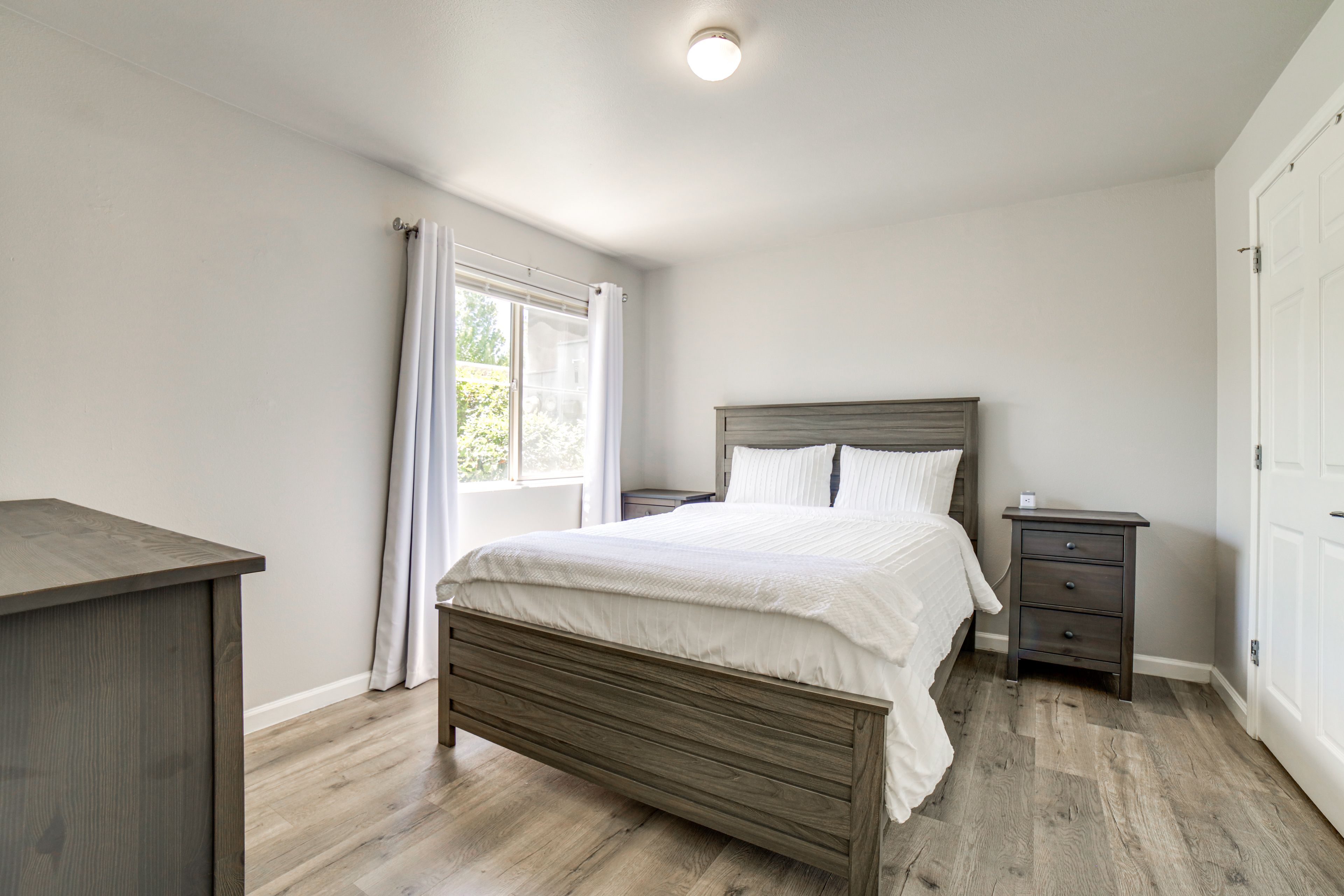 Bedroom 1 | Queen Bed