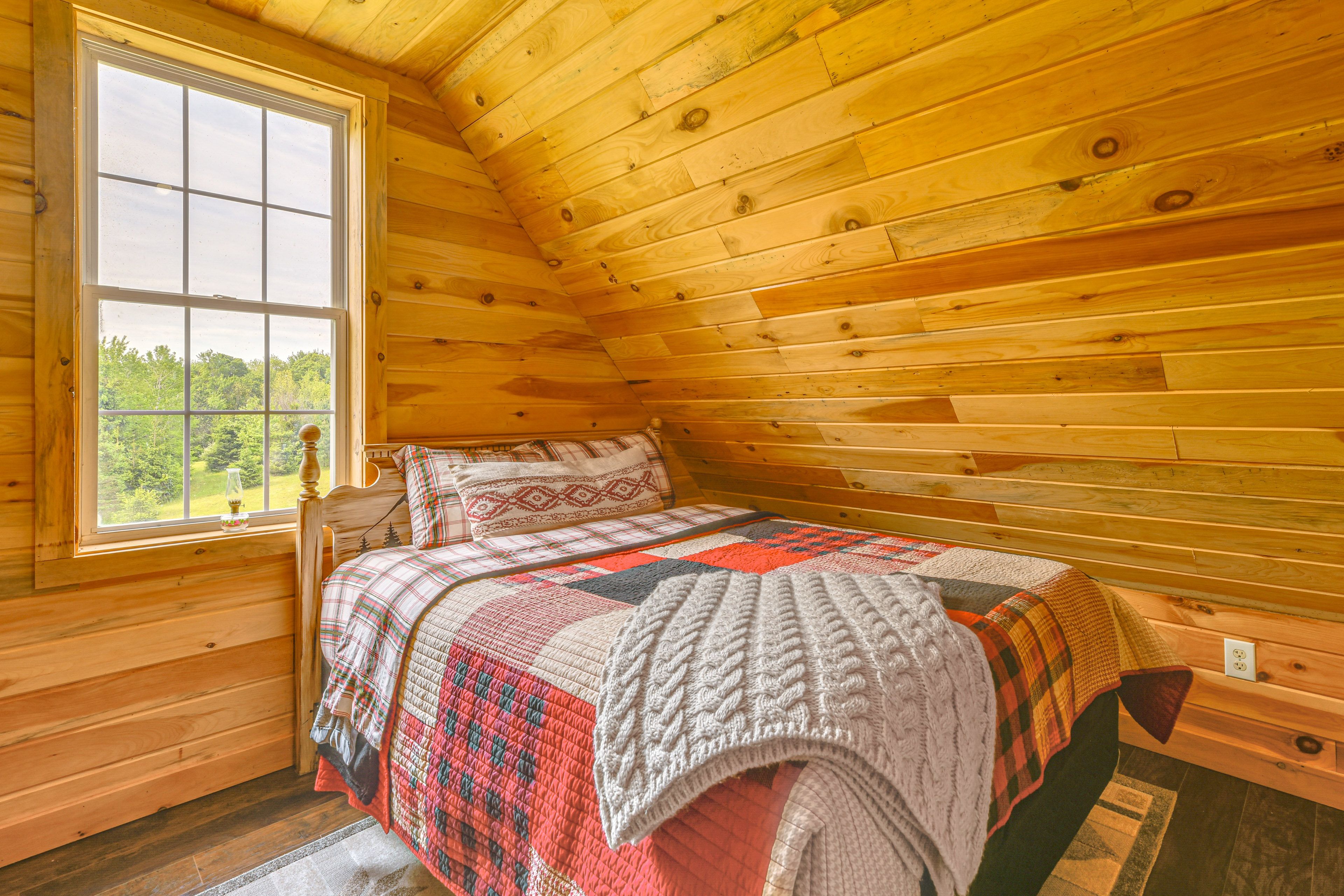 Bedroom (Loft) | Queen Bed | 2nd Floor
