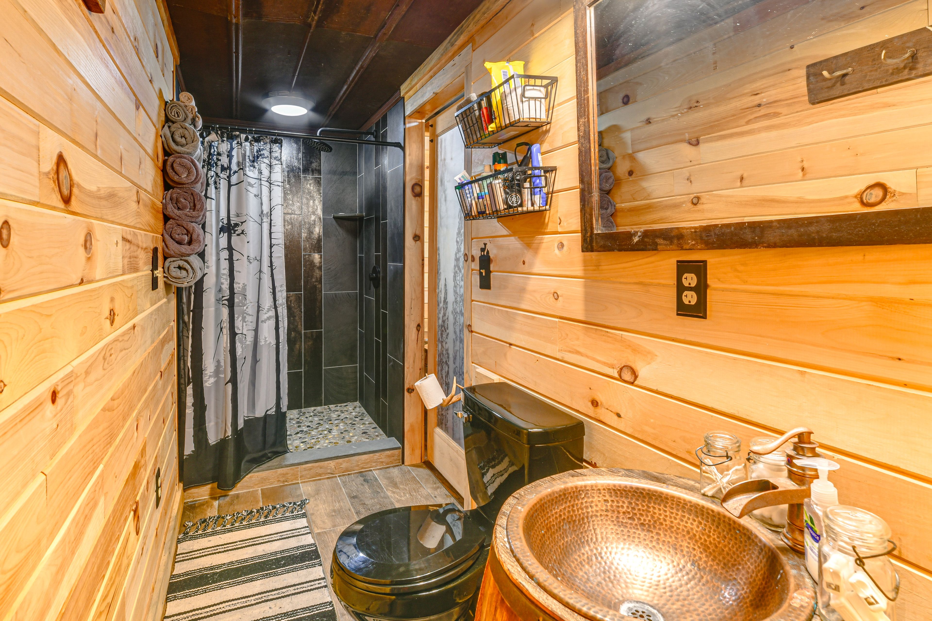 Full Bathroom | 1st Floor | Towels & Linens Provided