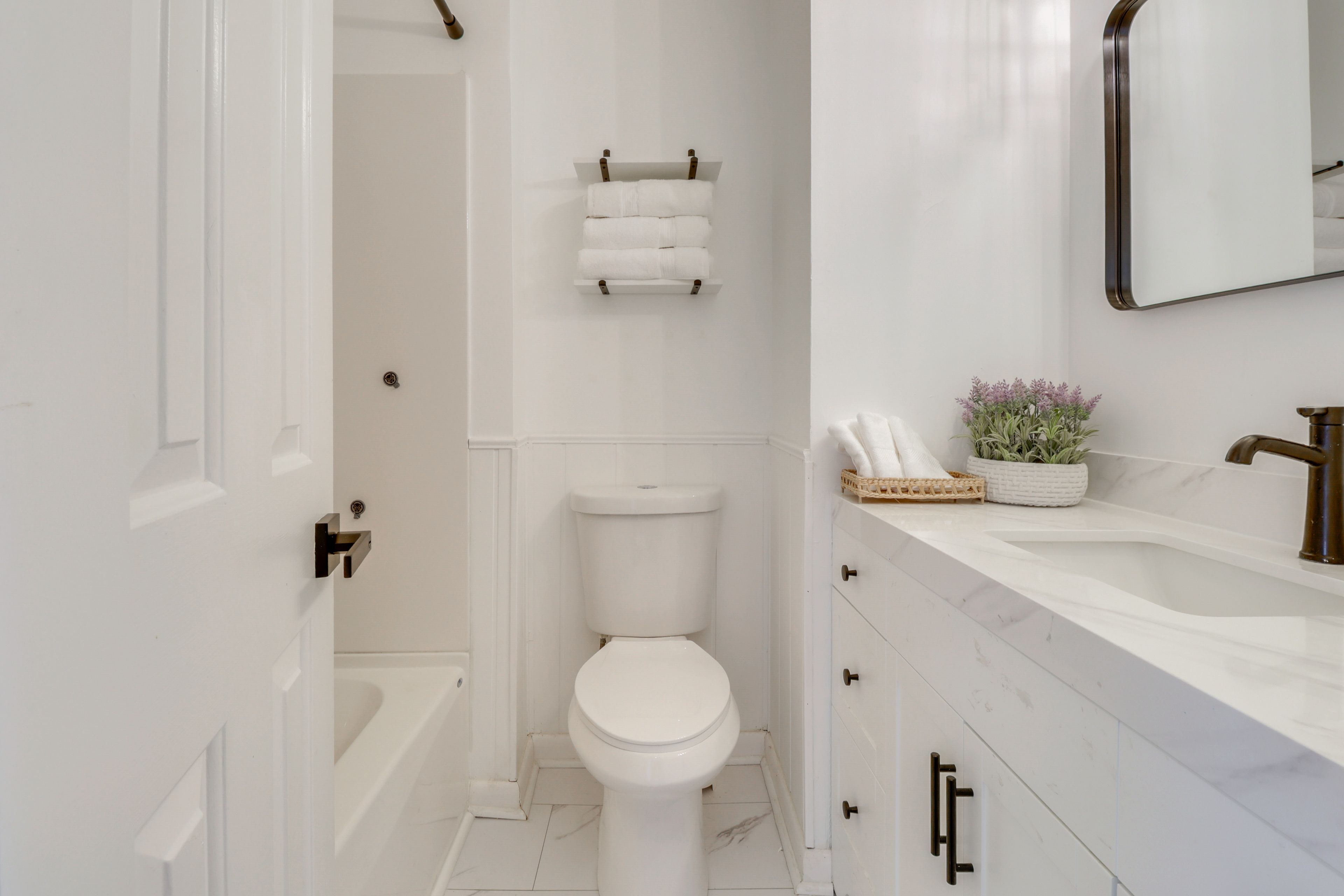 Full Bathroom | 2nd Floor
