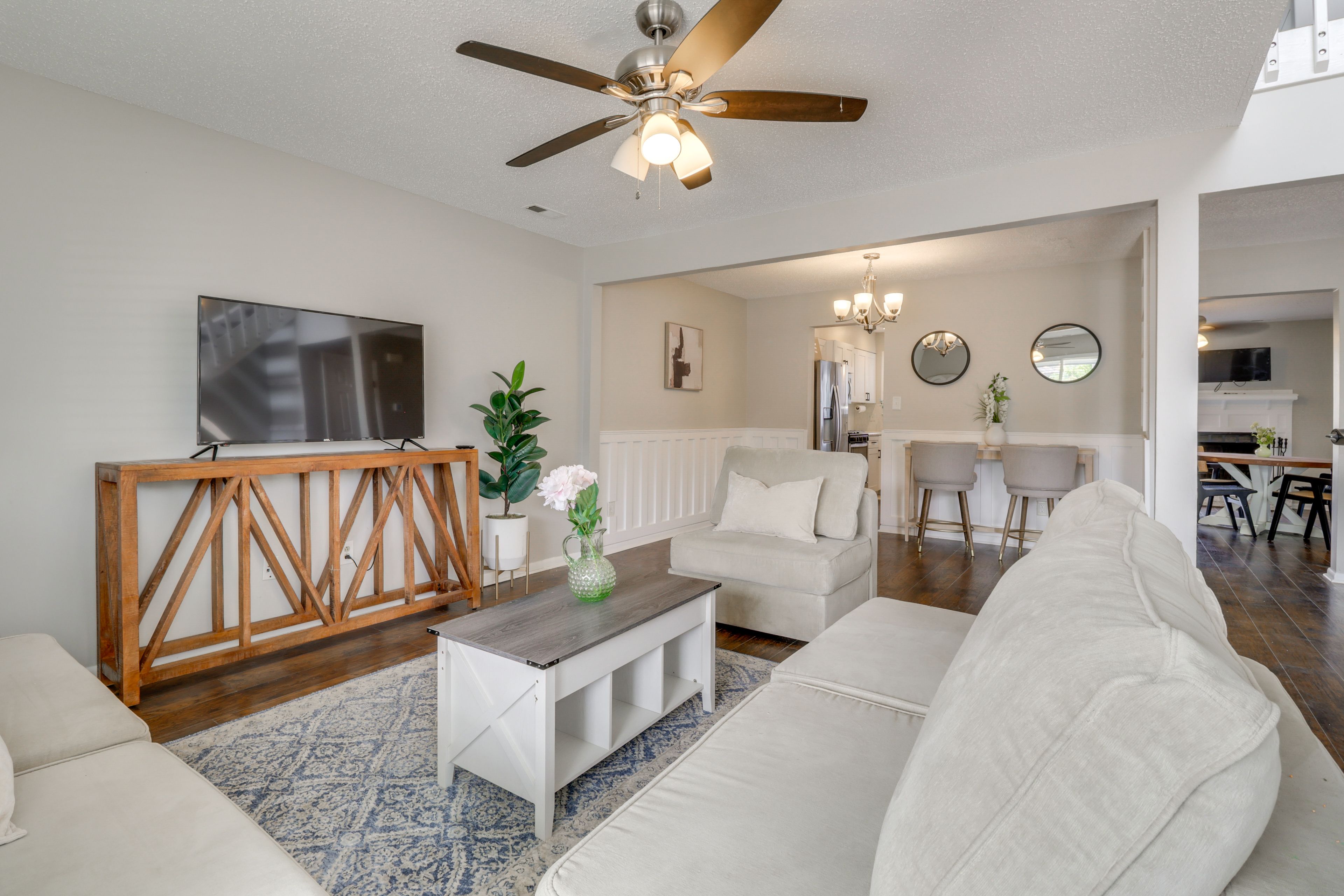 Living Room | Free WiFi | Smart TV | 1st Floor