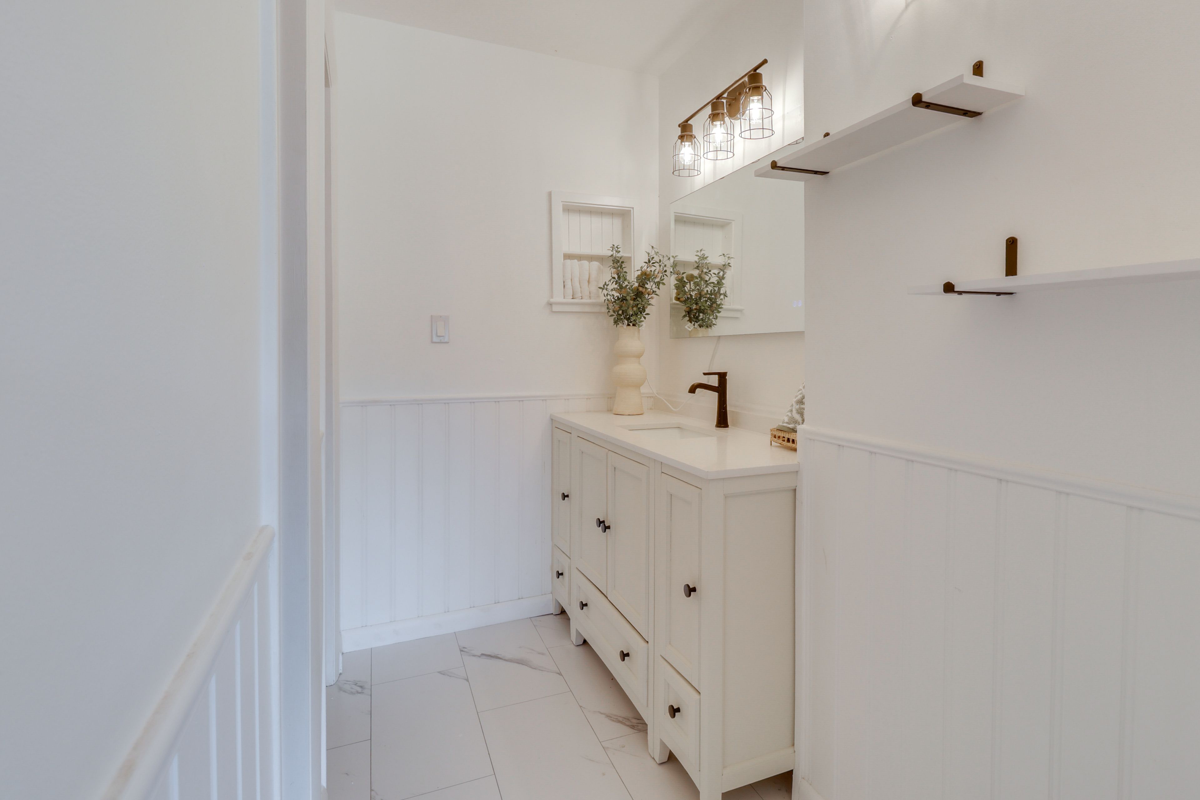 Full Bathroom | Towels Provided | 2nd Floor