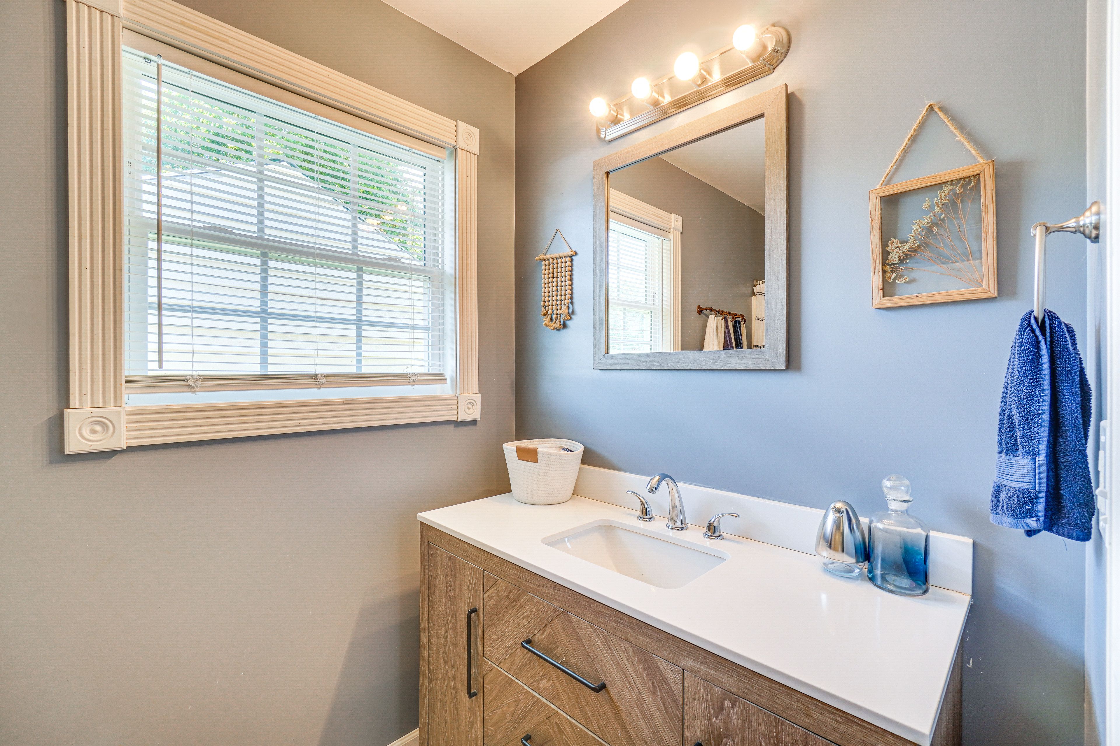 Full Bathroom | Complimentary Toiletries | Towels Provided