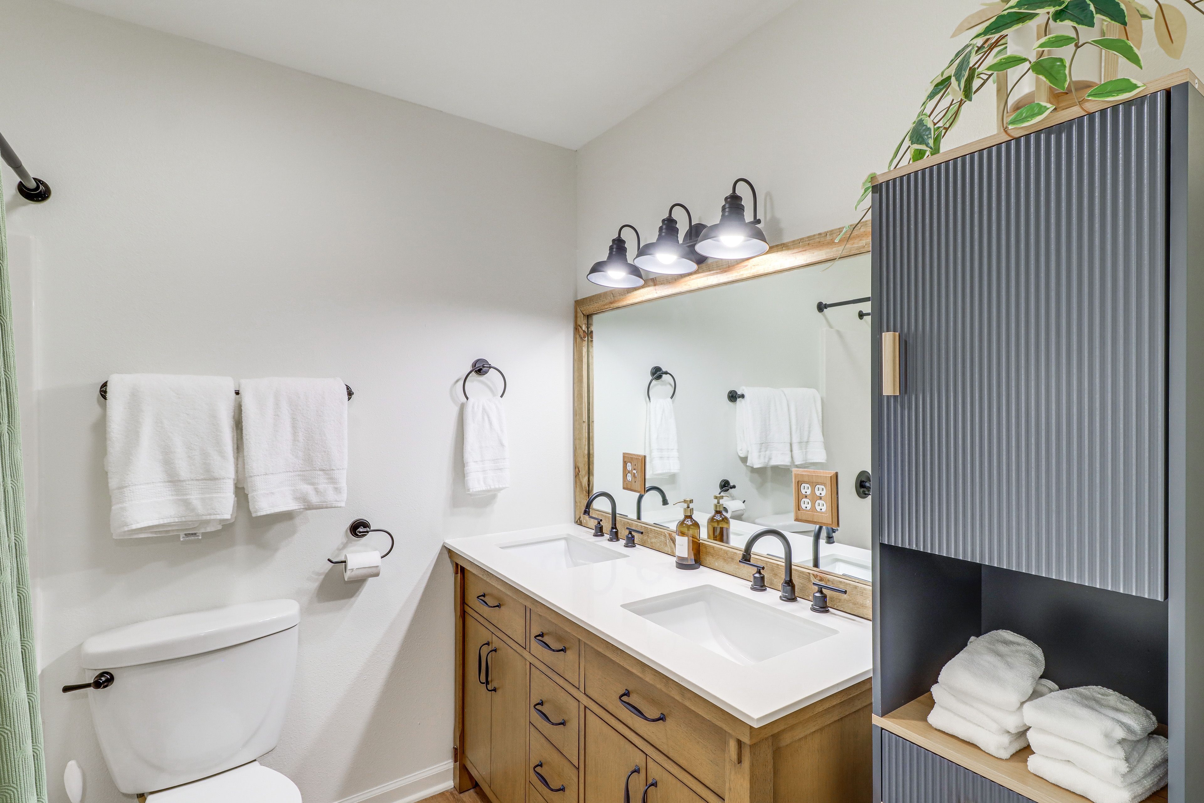 En-Suite Bathroom | 2nd Floor | Complimentary Toiletries | Hair Dryer
