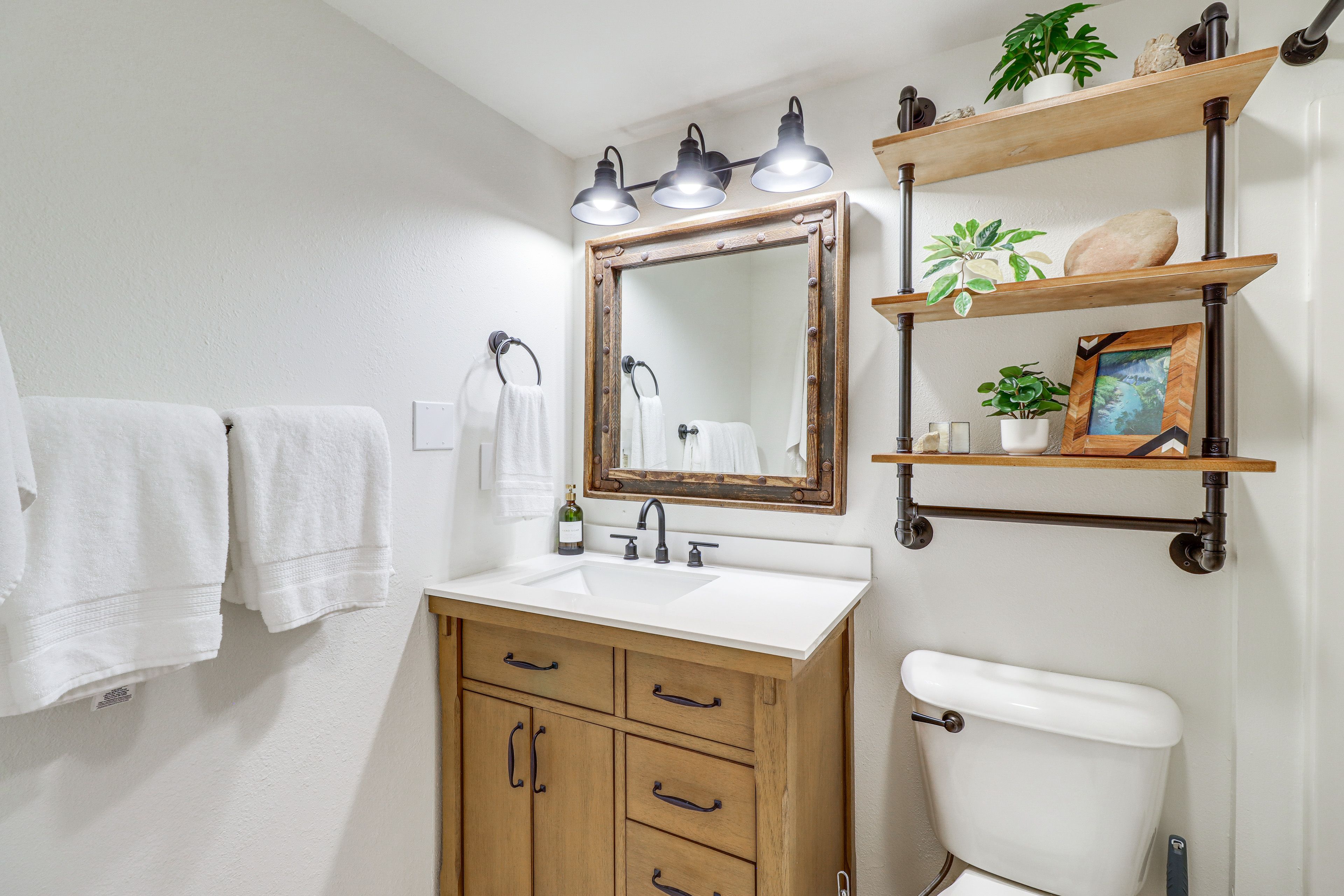 Full Bathroom | 1st Floor | Towels Provided
