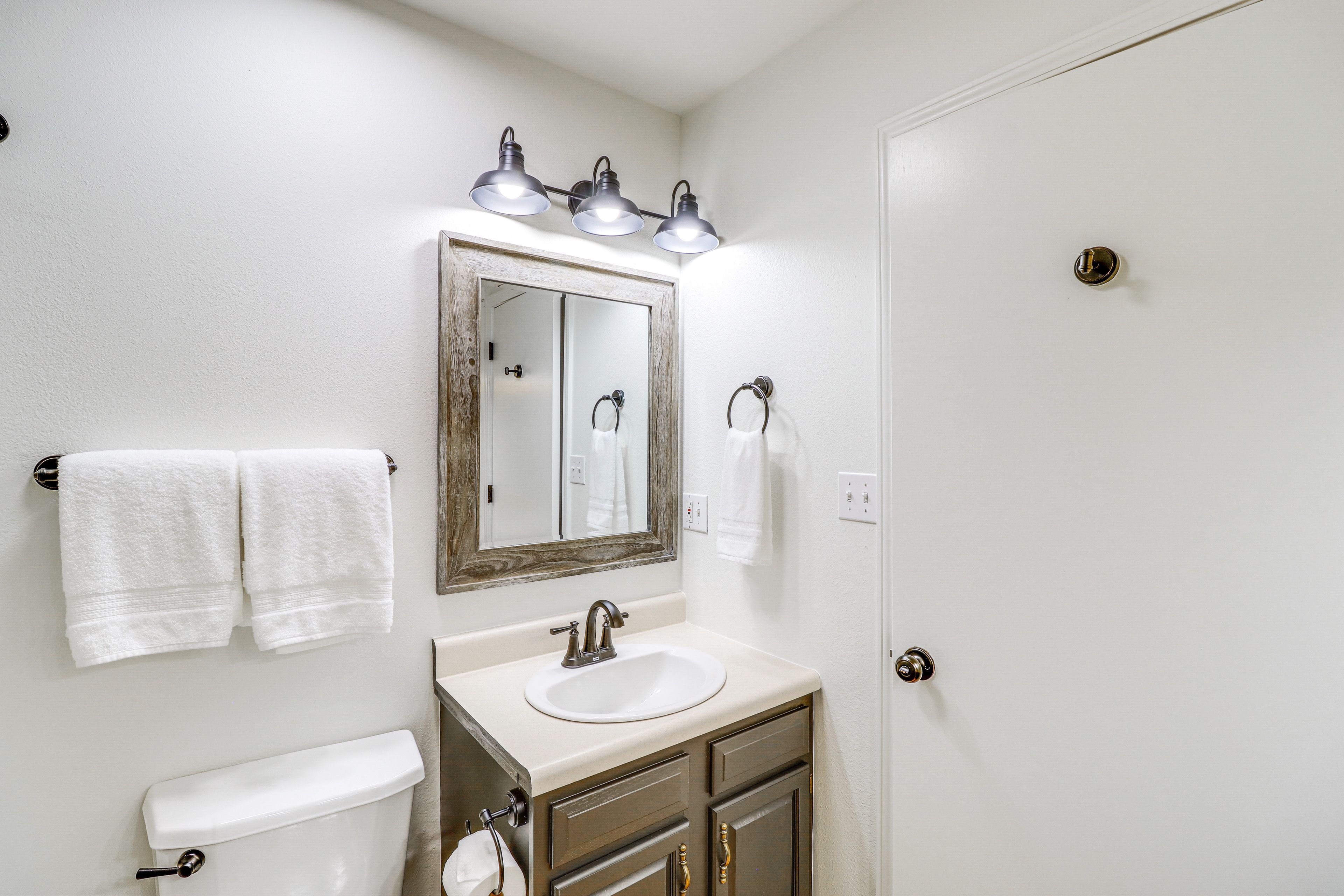 Full Bathroom | 2nd Floor