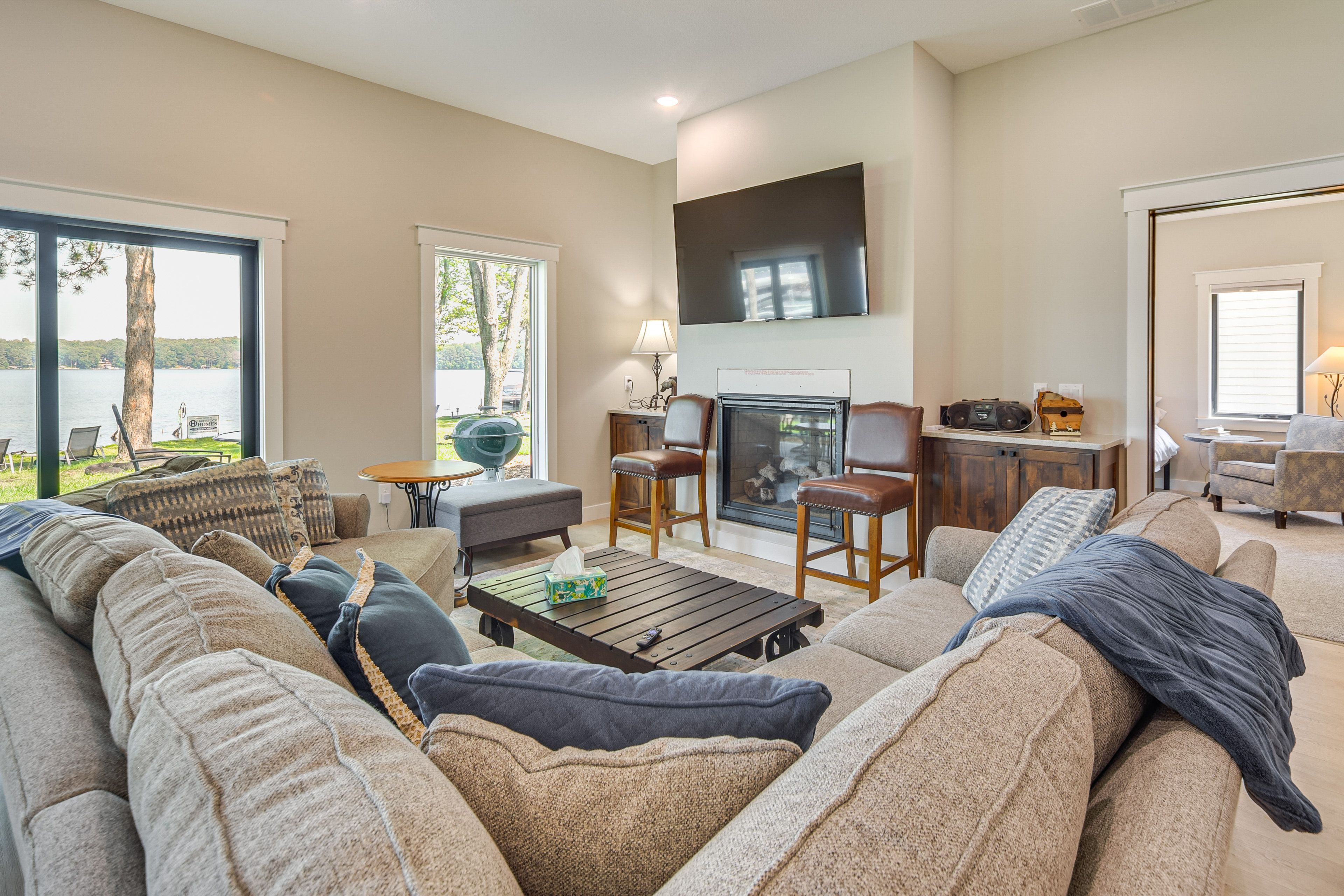 Living Room | Free WiFi | Cable TV | Central A/C & Heat | 1st Floor