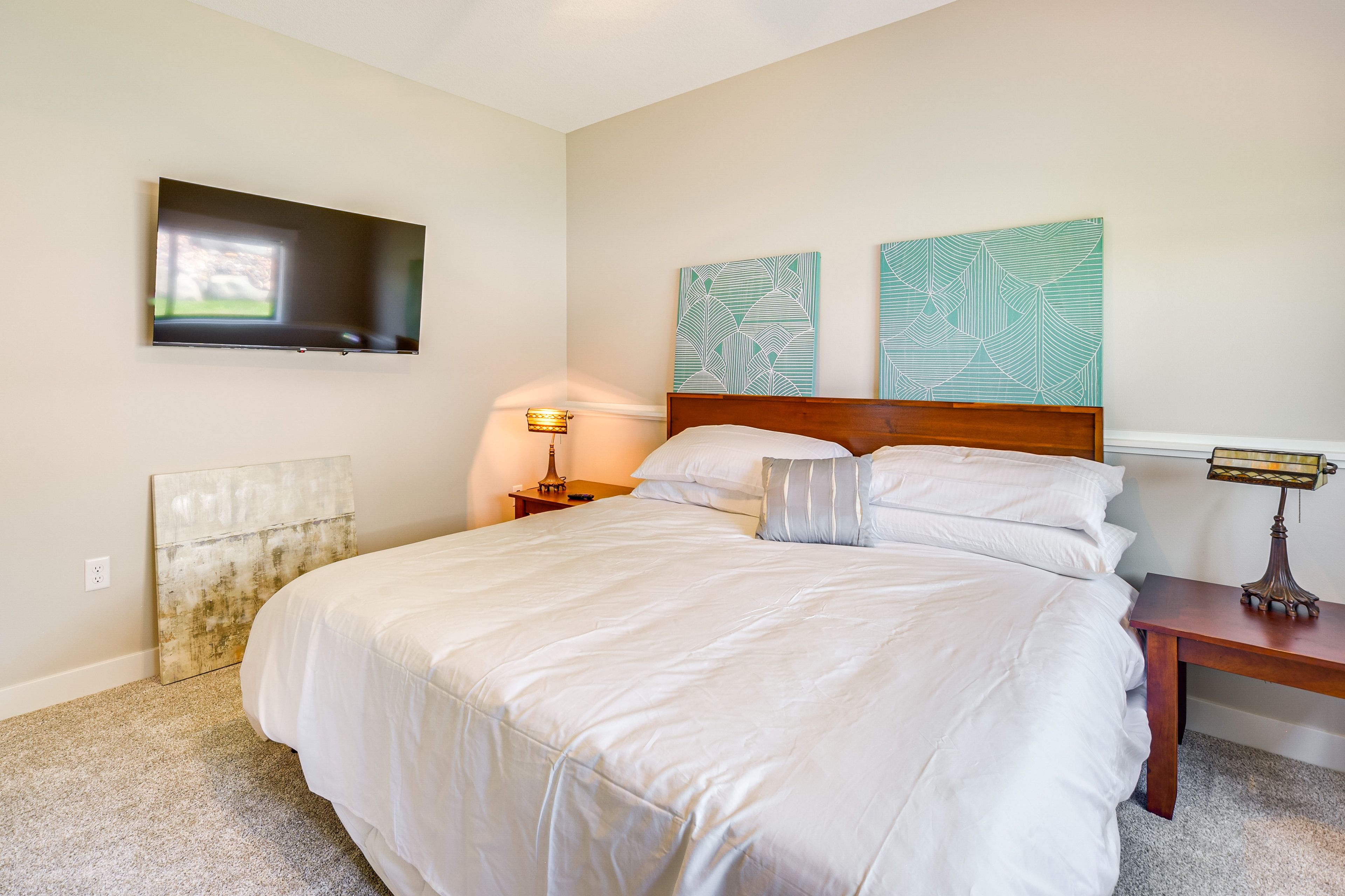 Bedroom 2 | King Bed | 1st Floor