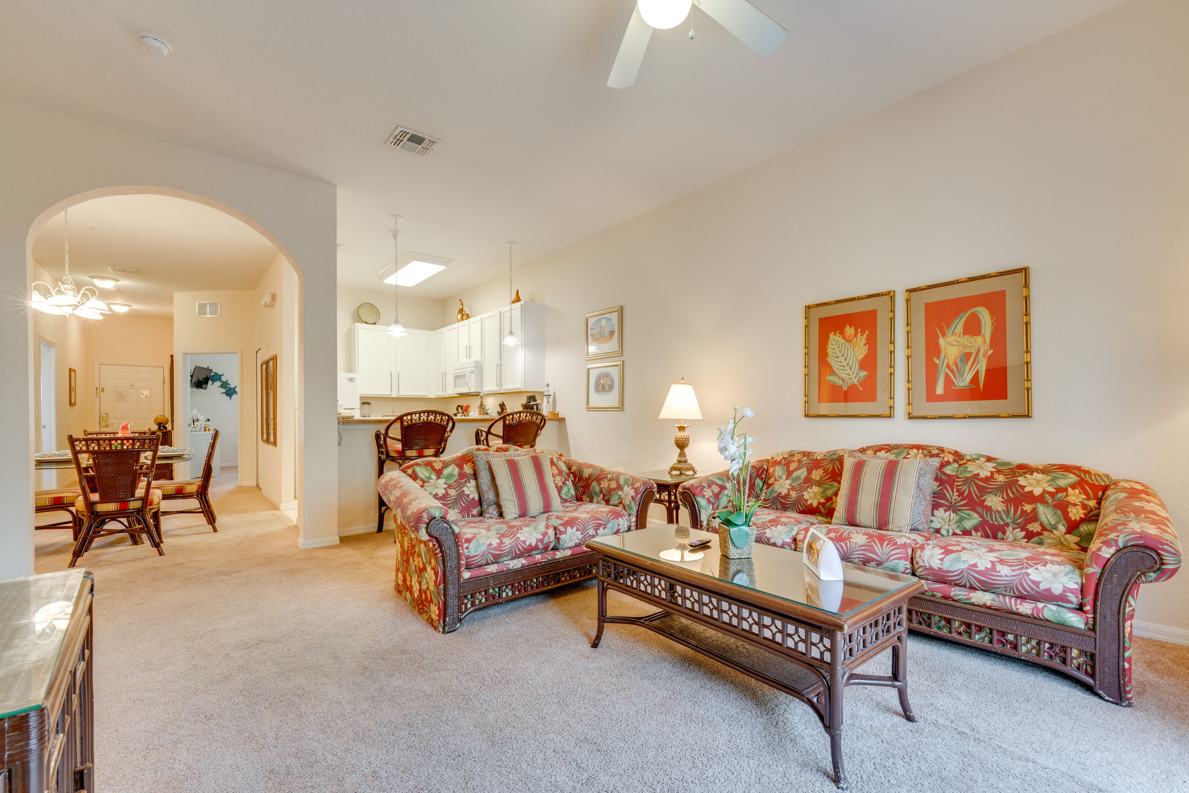 Living Room | Single-Story Condo | Queen Sleeper Sofa | Flat-Screen TV