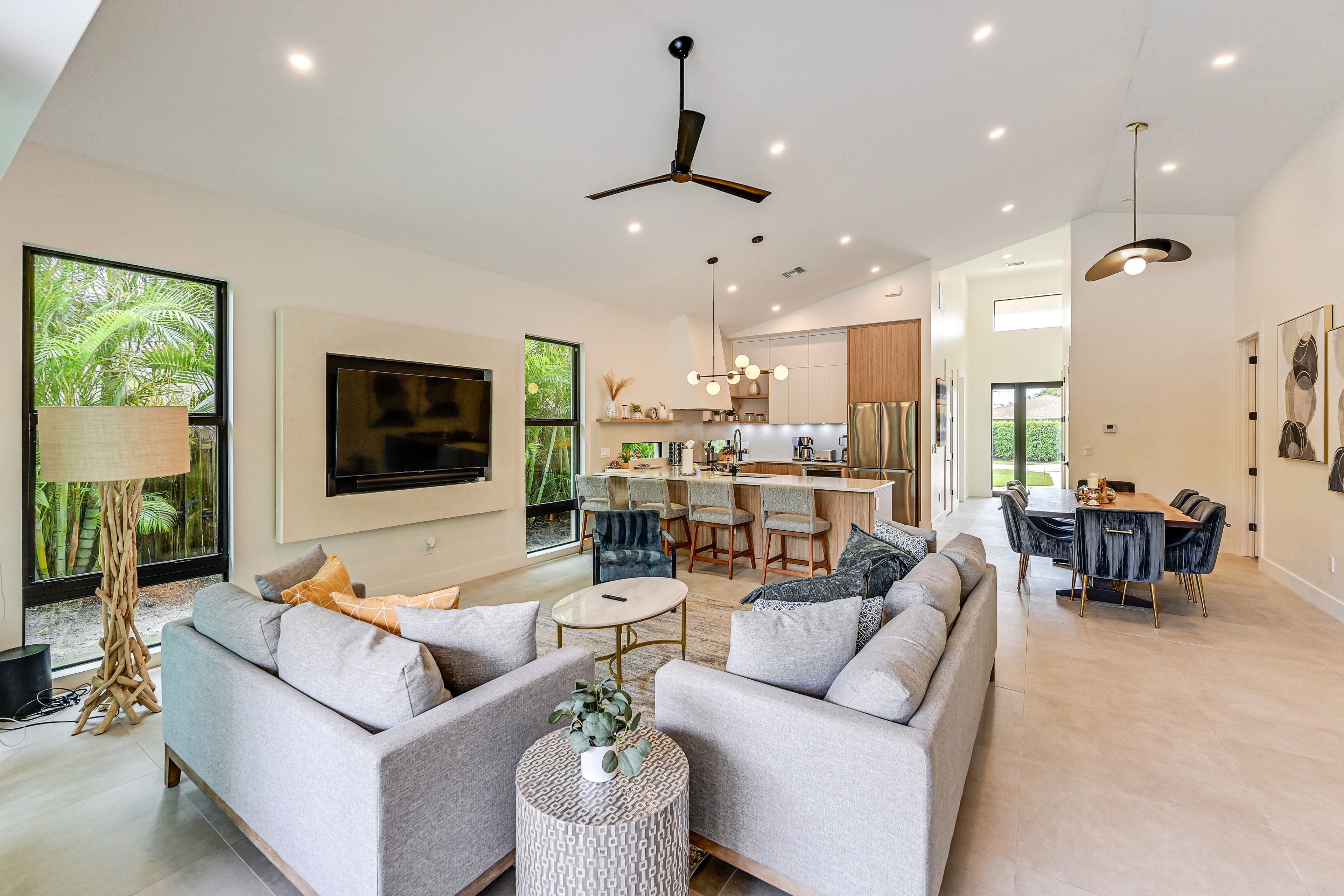Living Room | Free WiFi | Central Heating & A/C | Smart TV