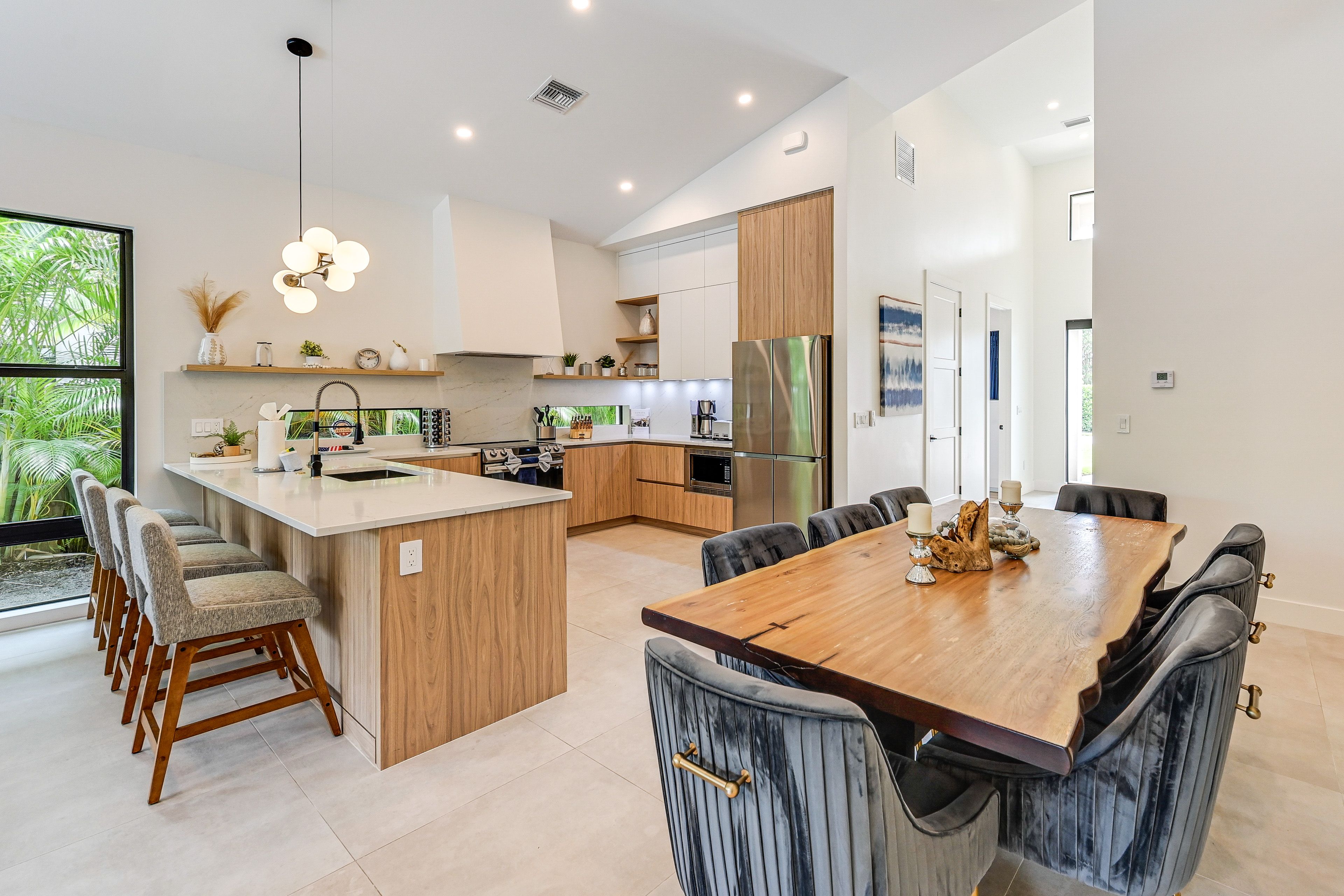 Dining Area | Dishware/Flatware Provided