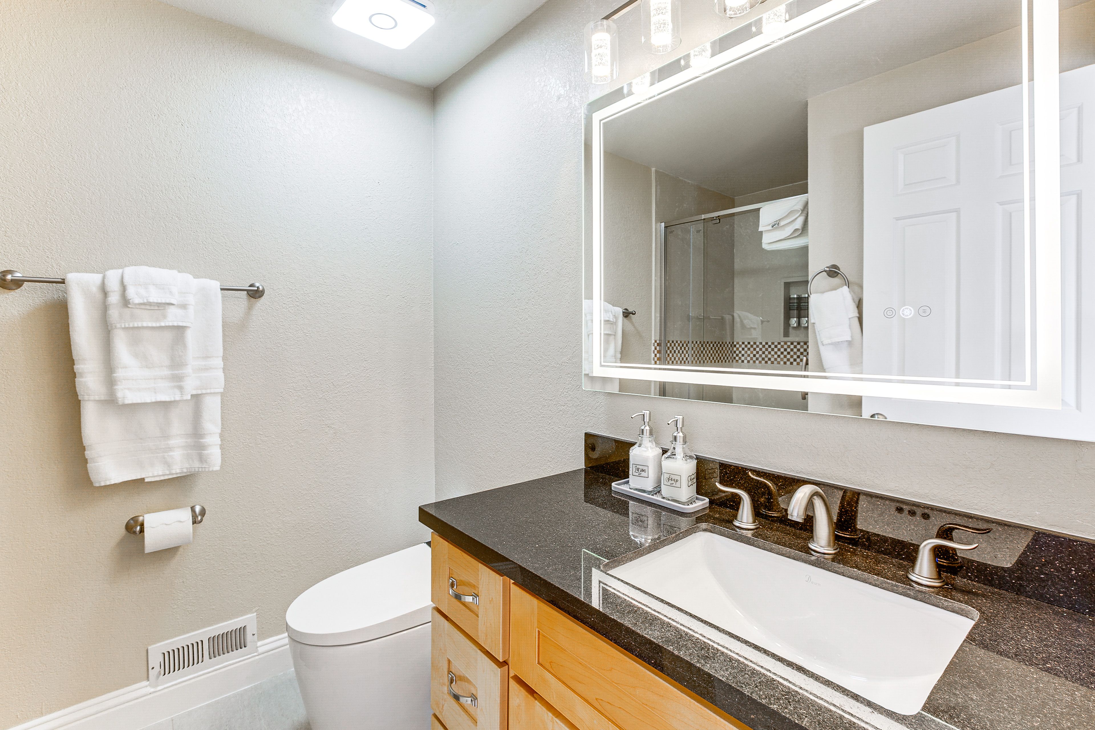 Full Bathroom | Lower Level | Towels Provided