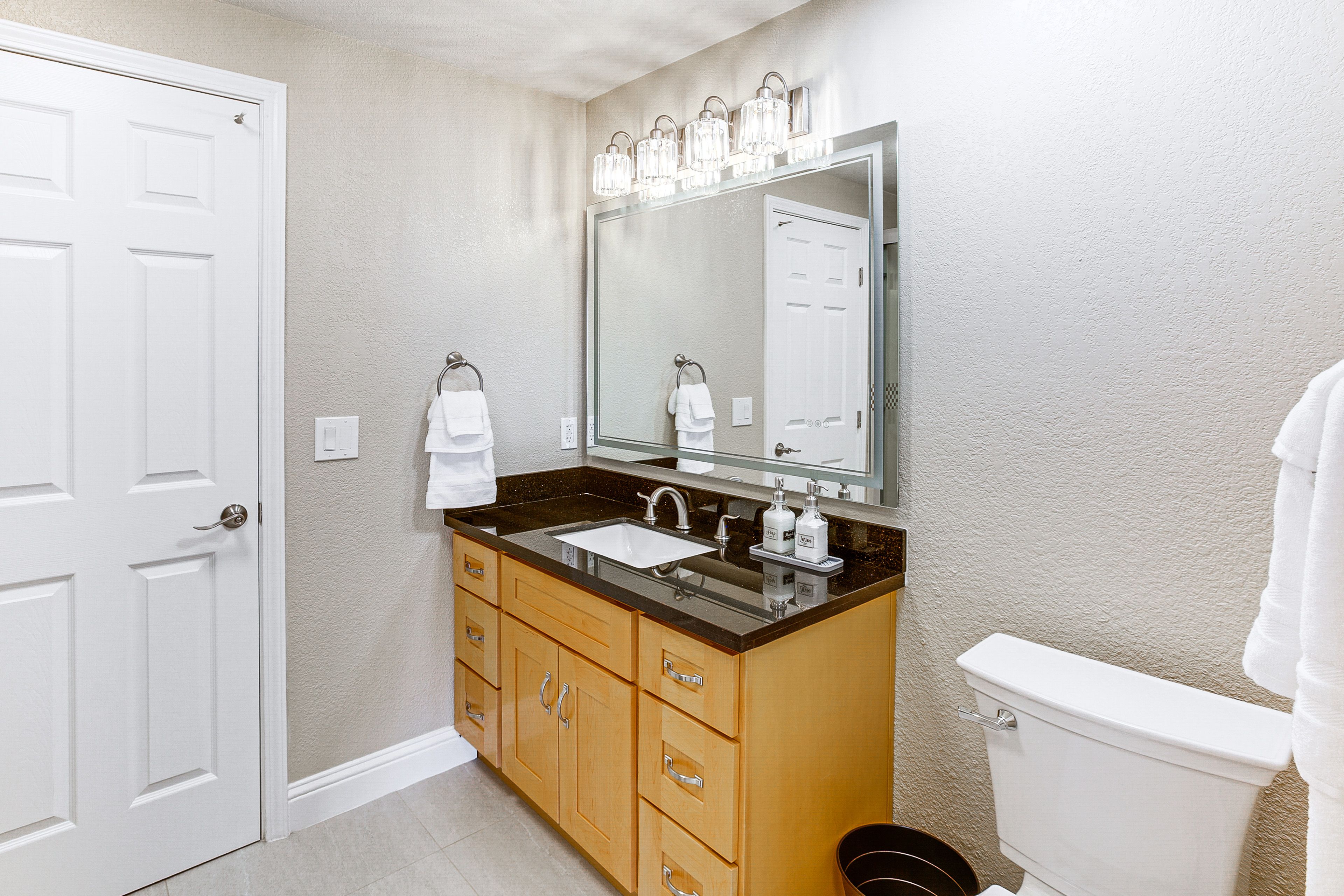 Full Bathroom | Upper Level | Towels Provided