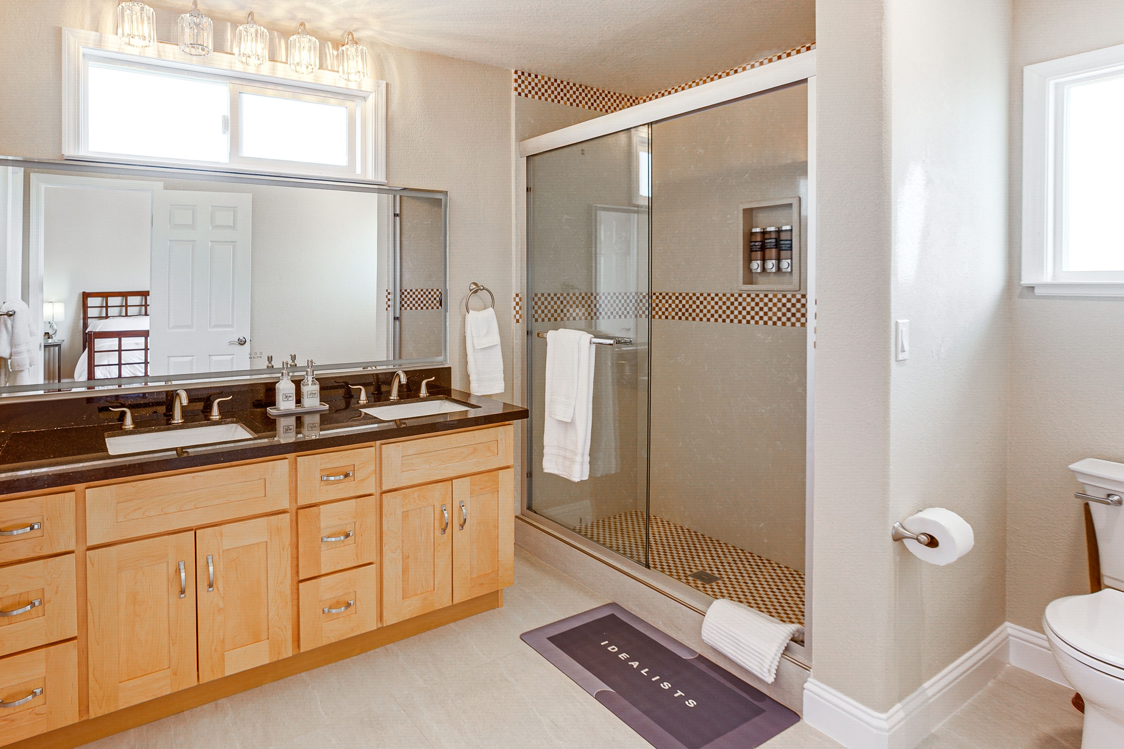 Full Bathroom | Upper Level | Towels Provided