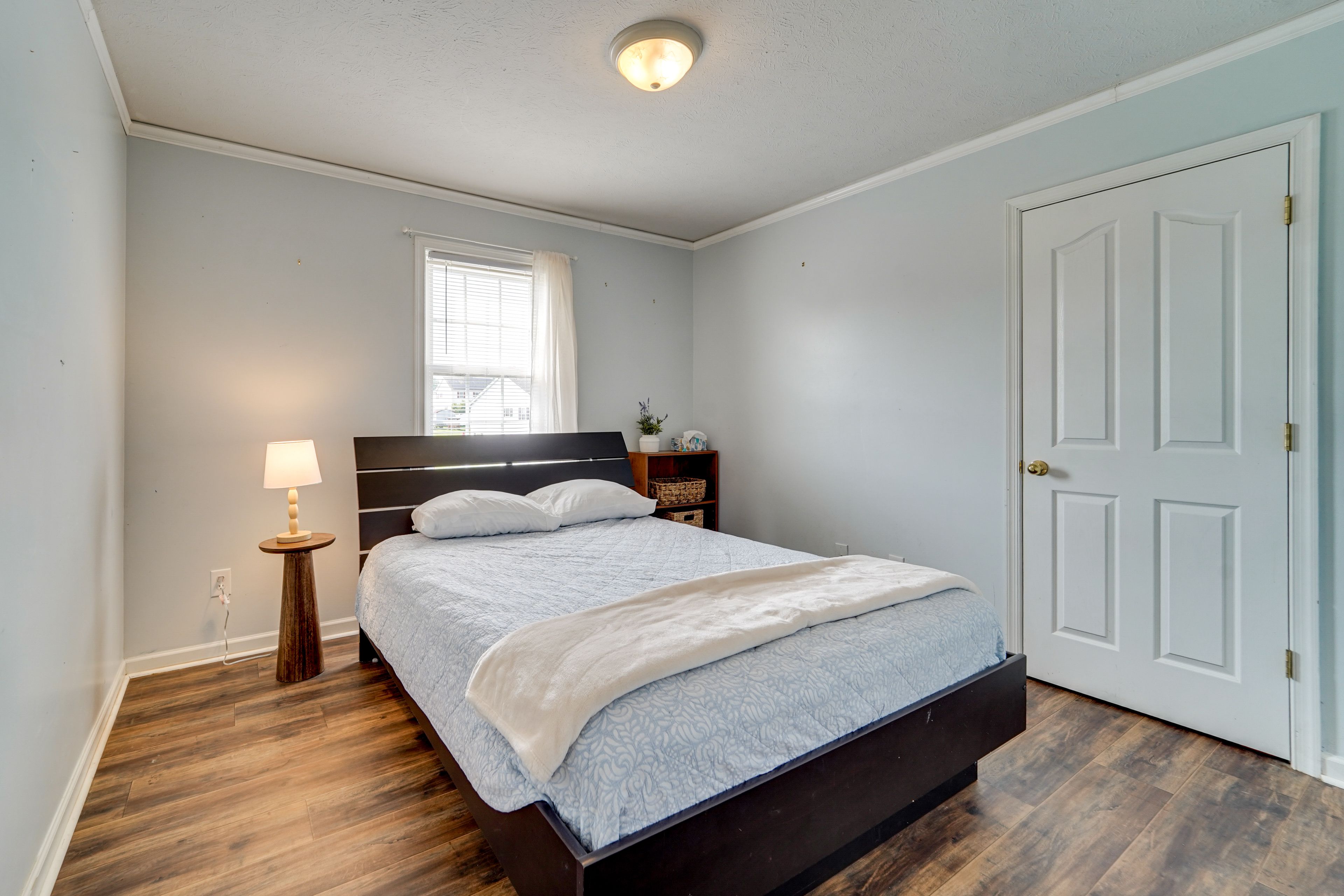 Bedroom 1 | Queen Bed | Main Floor