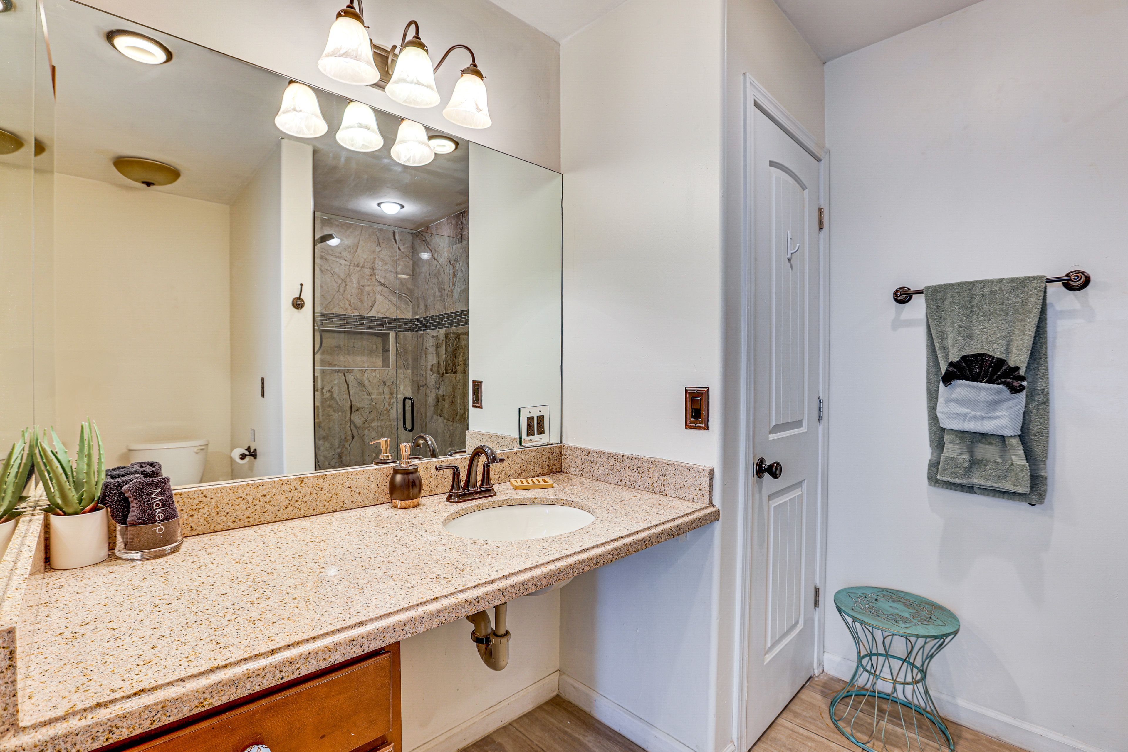 Full Bathroom | Complimentary Toiletries | Hair Dryer