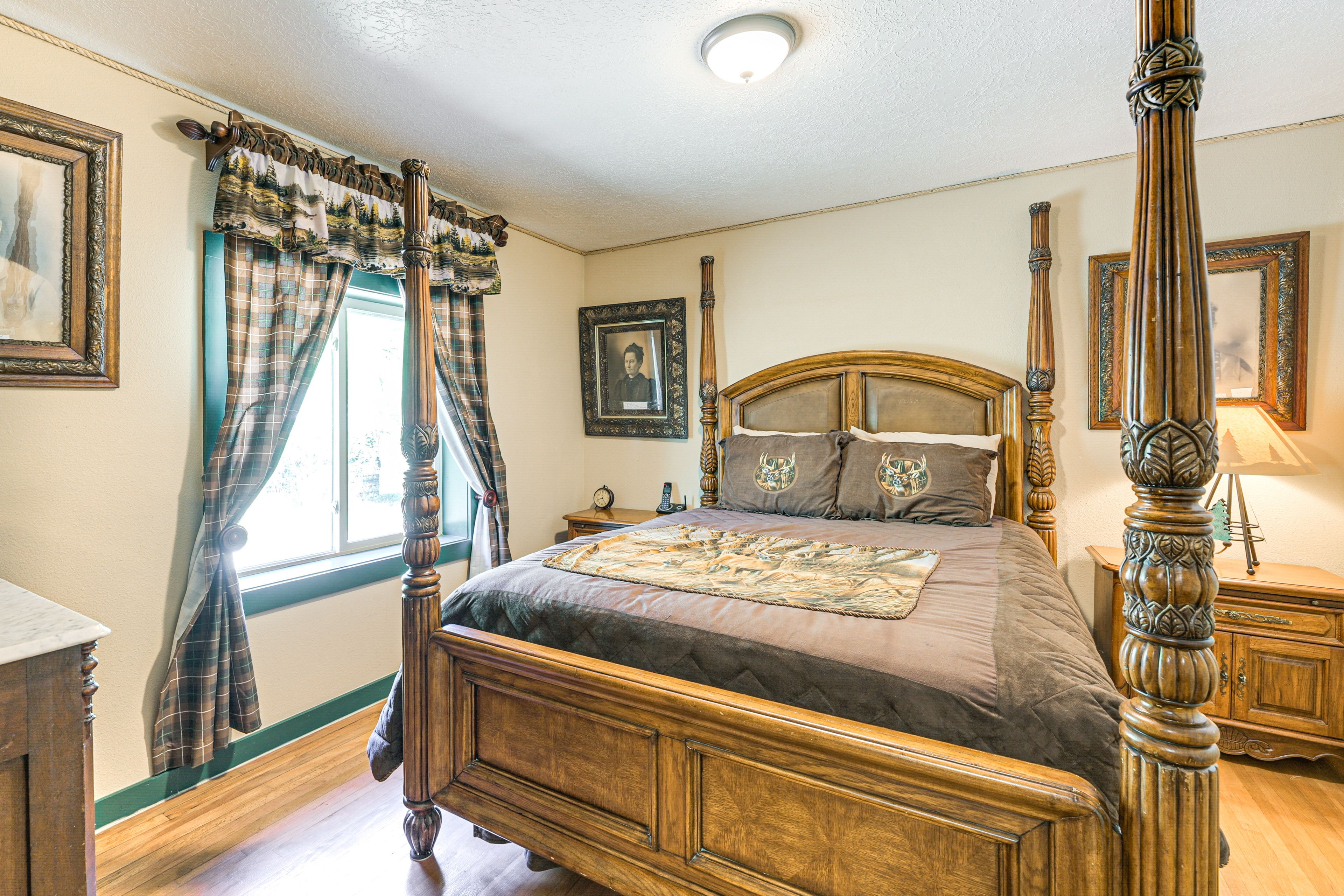 Bedroom 1 | Queen Bed | 1st Floor