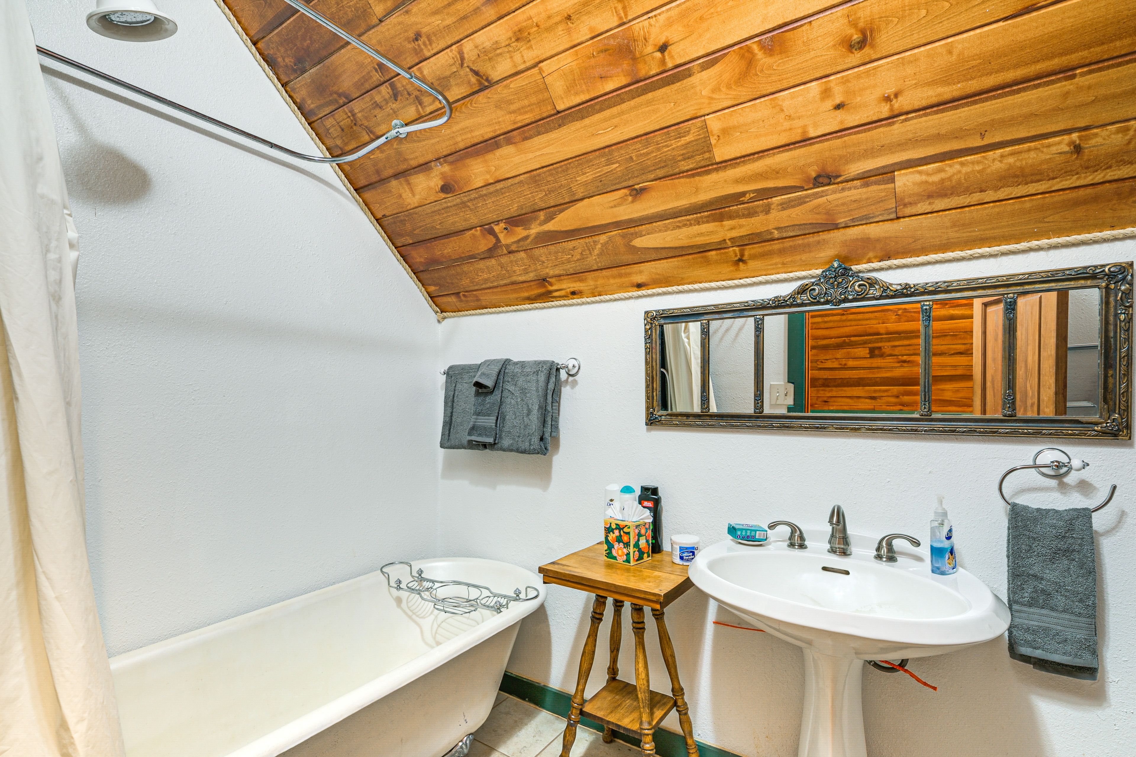 Full Bathroom | 2nd Floor