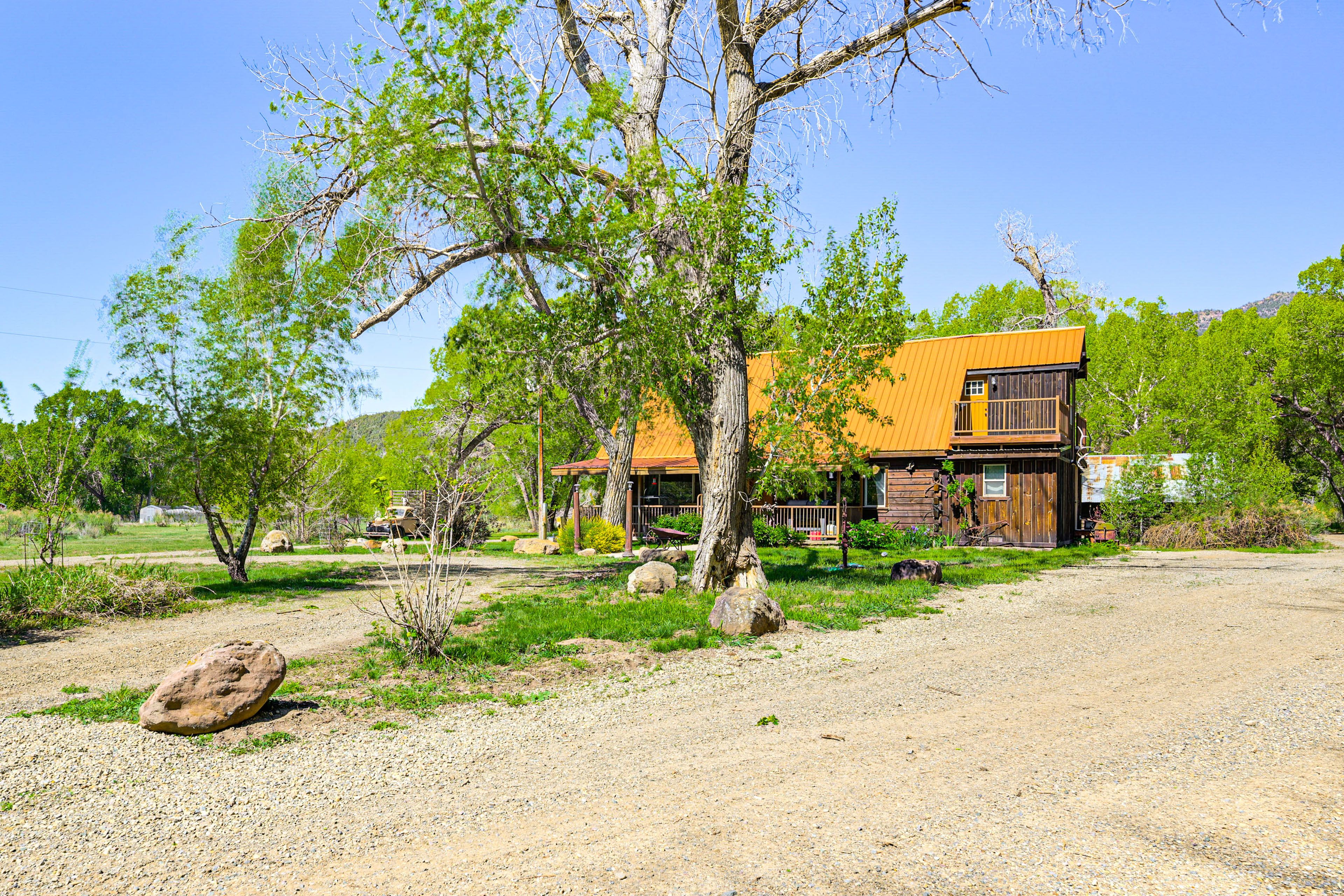 Parking | Gravel Driveway (5 Vehicles)