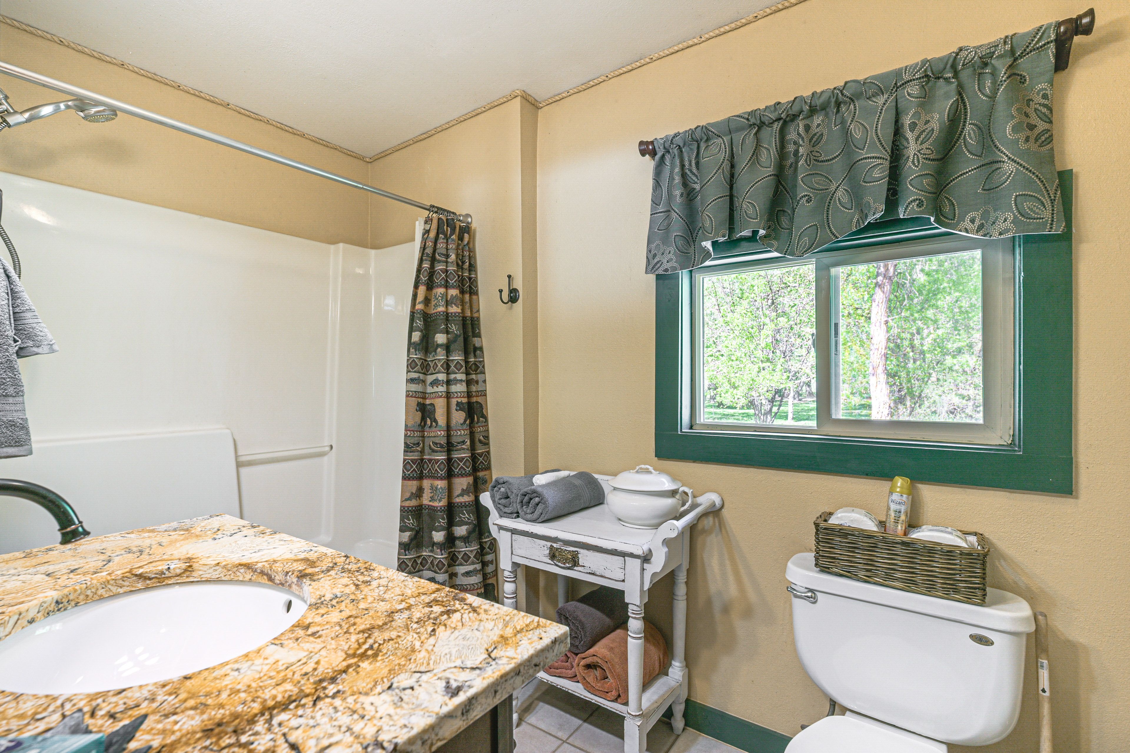 Full Bathroom | 1st Floor | Towels & Linens Provided