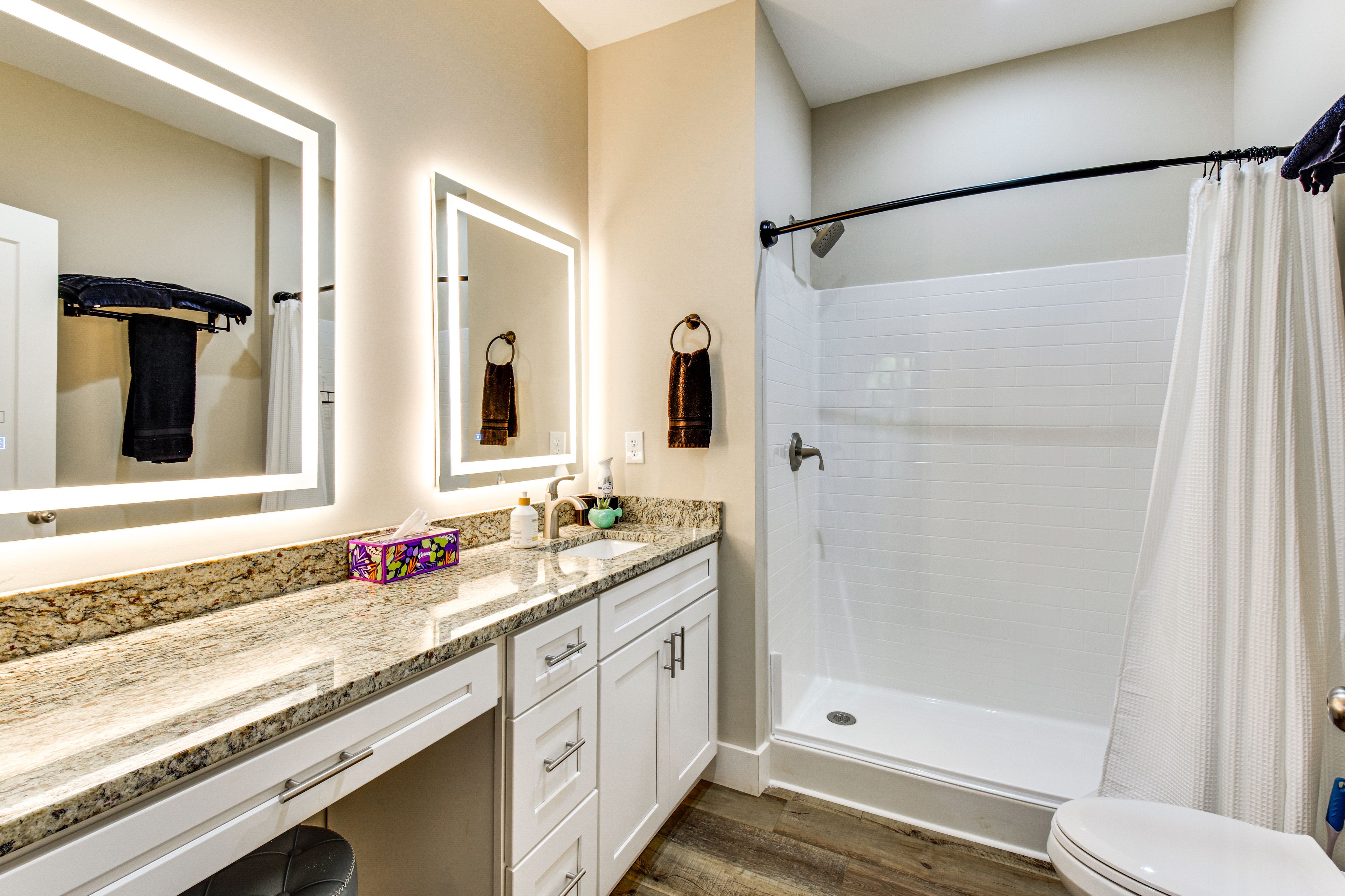 Full Bathroom | Towels Provided