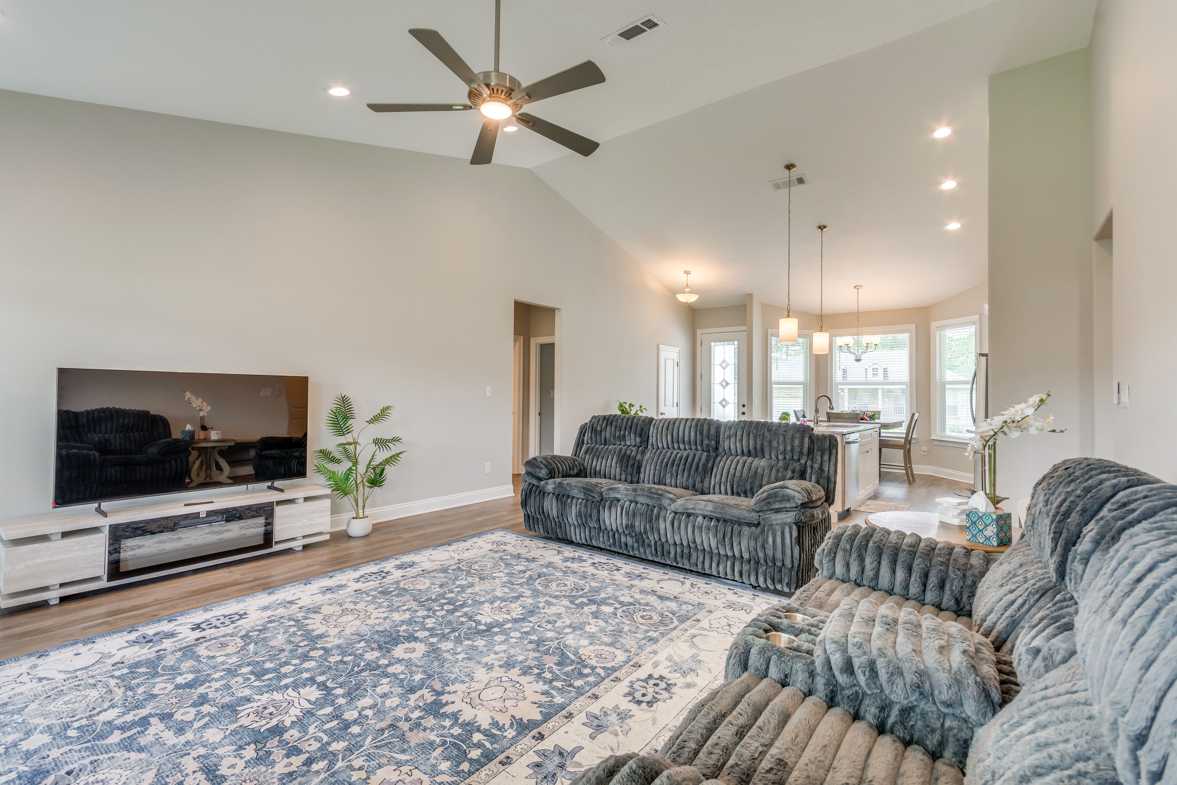 Living Room | Smart TV | Central Heating & A/C | Free WiFi