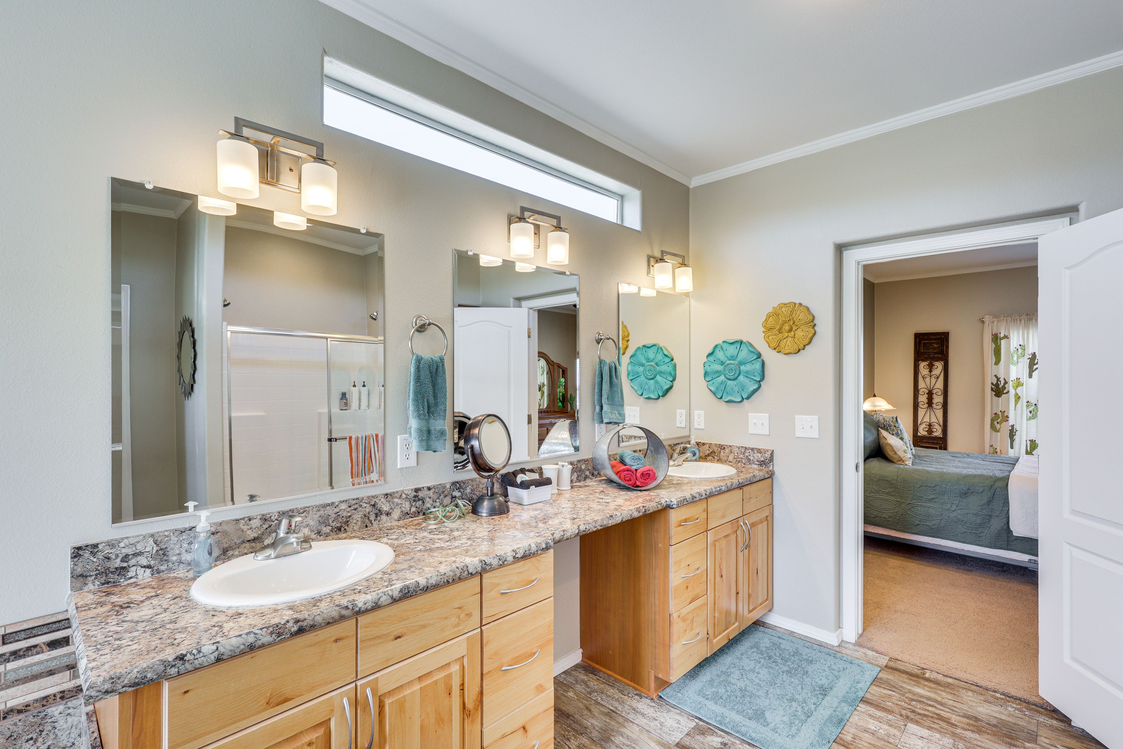Full Bathroom | Towels Provided