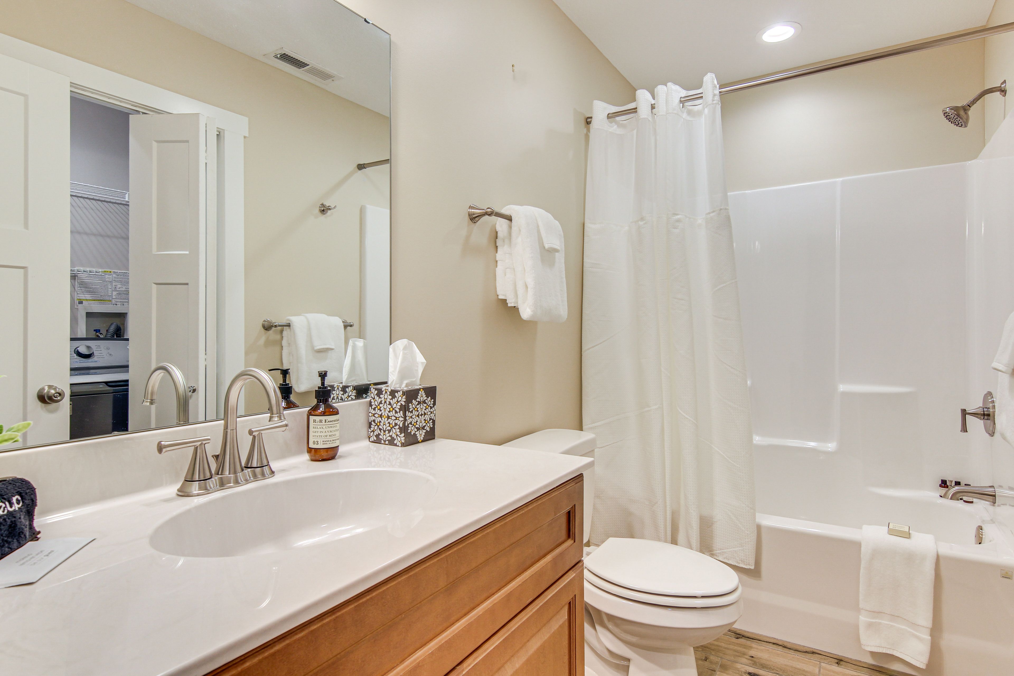 Full Bathroom | Washer & Dryer