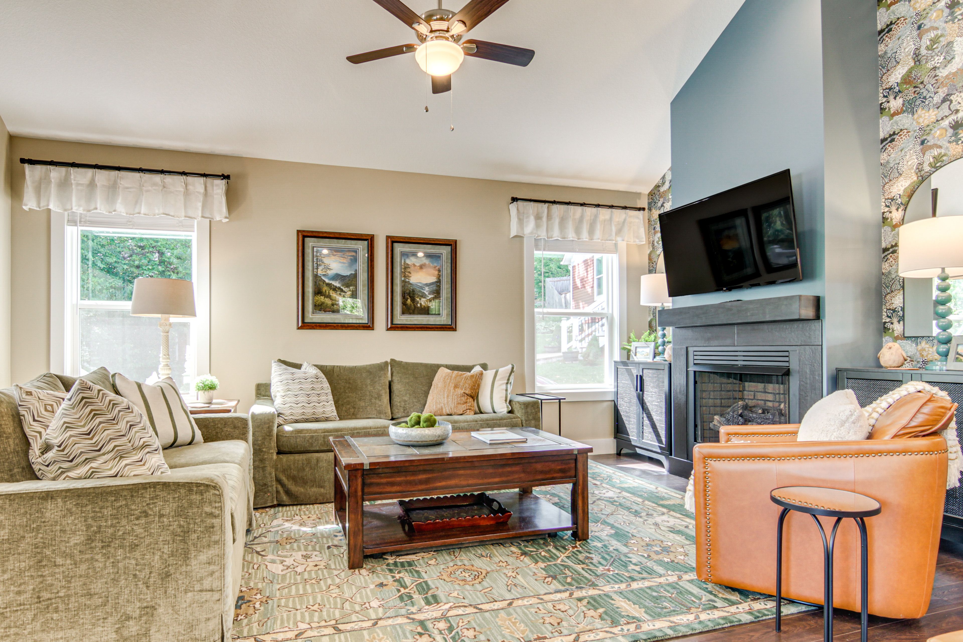 Living Room | Free WiFi | Smart TV | Central A/C | Queen Sleeper Sofa