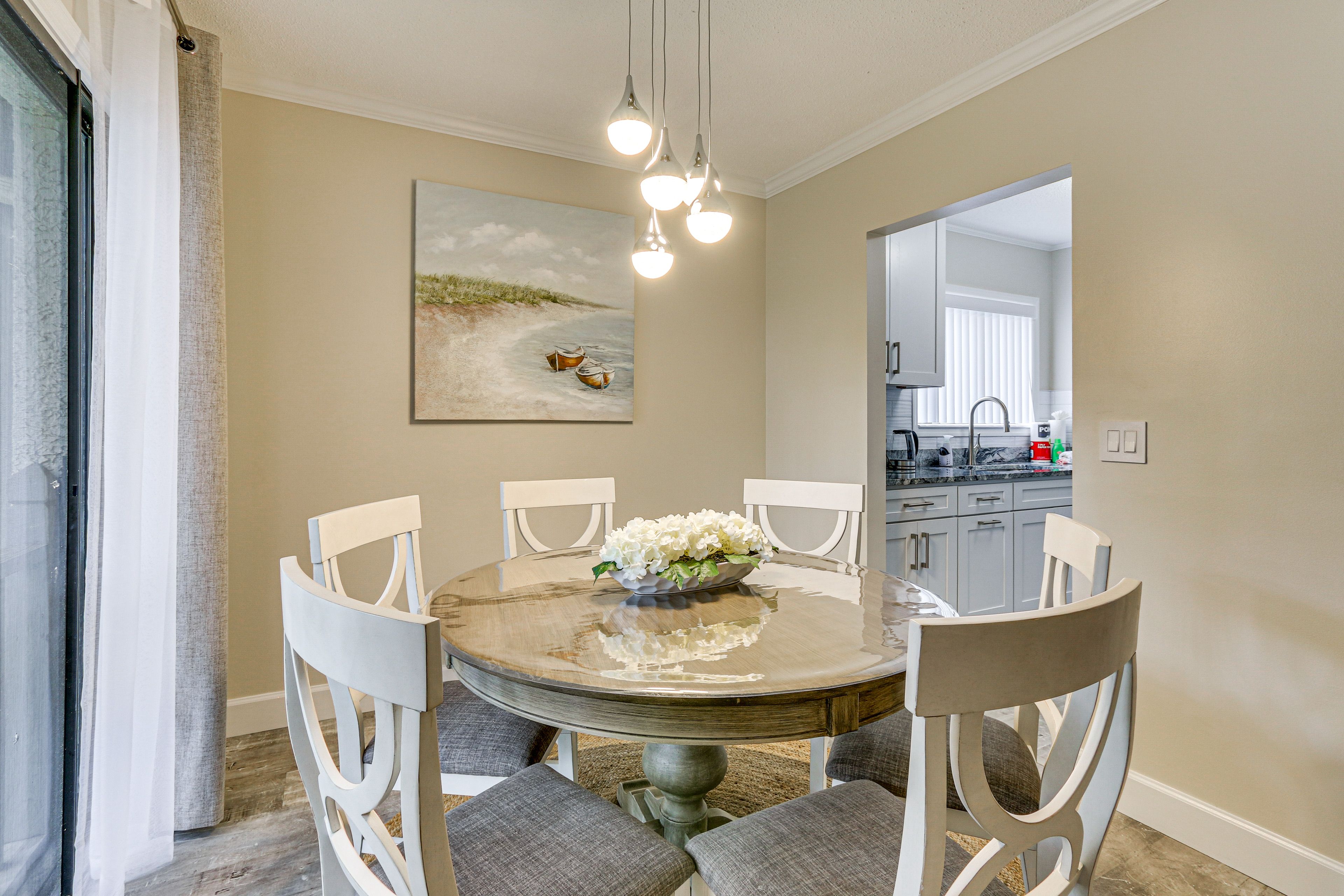 Dining Area | Dishware & Flatware Provided