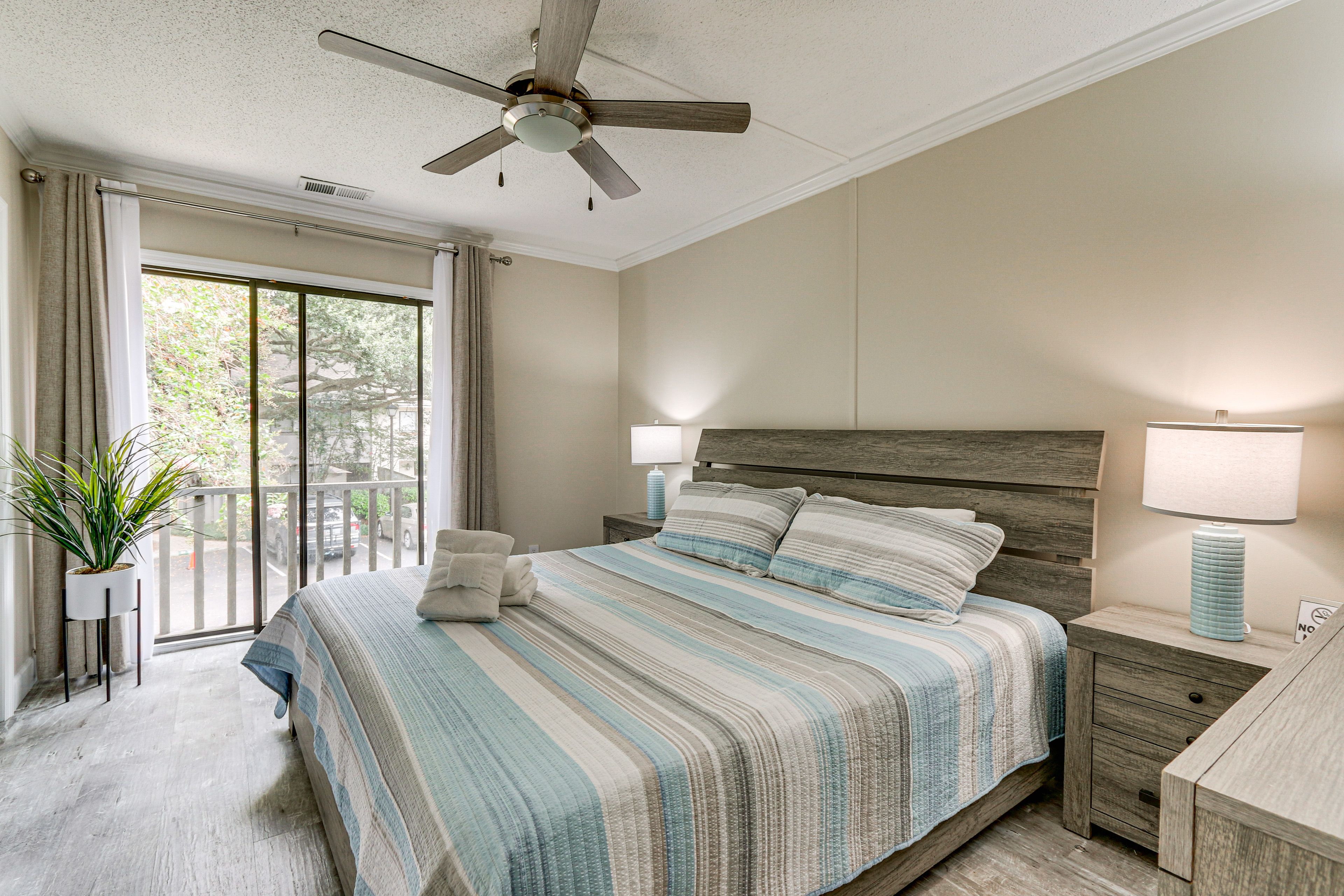 Bedroom | King Bed | Linens Provided