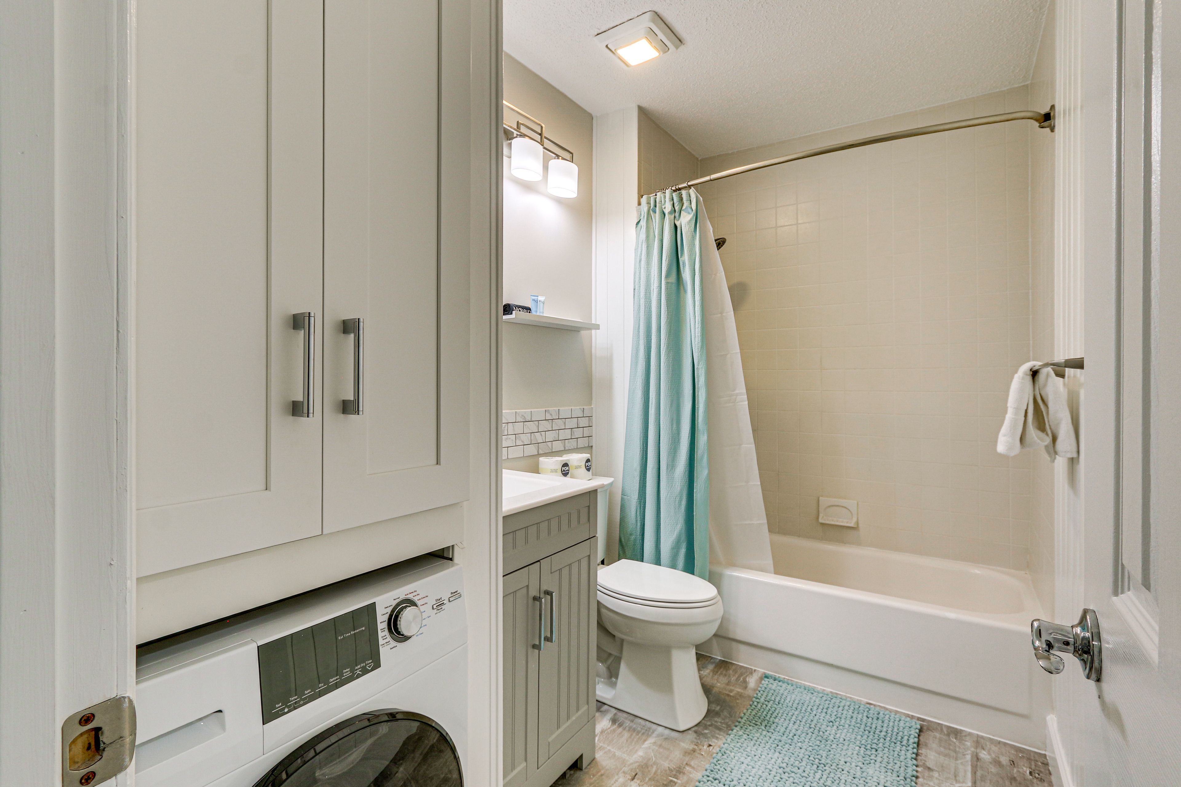 Full Bathroom | Complimentary Toiletries | Towels Provided | Washer/Dryer
