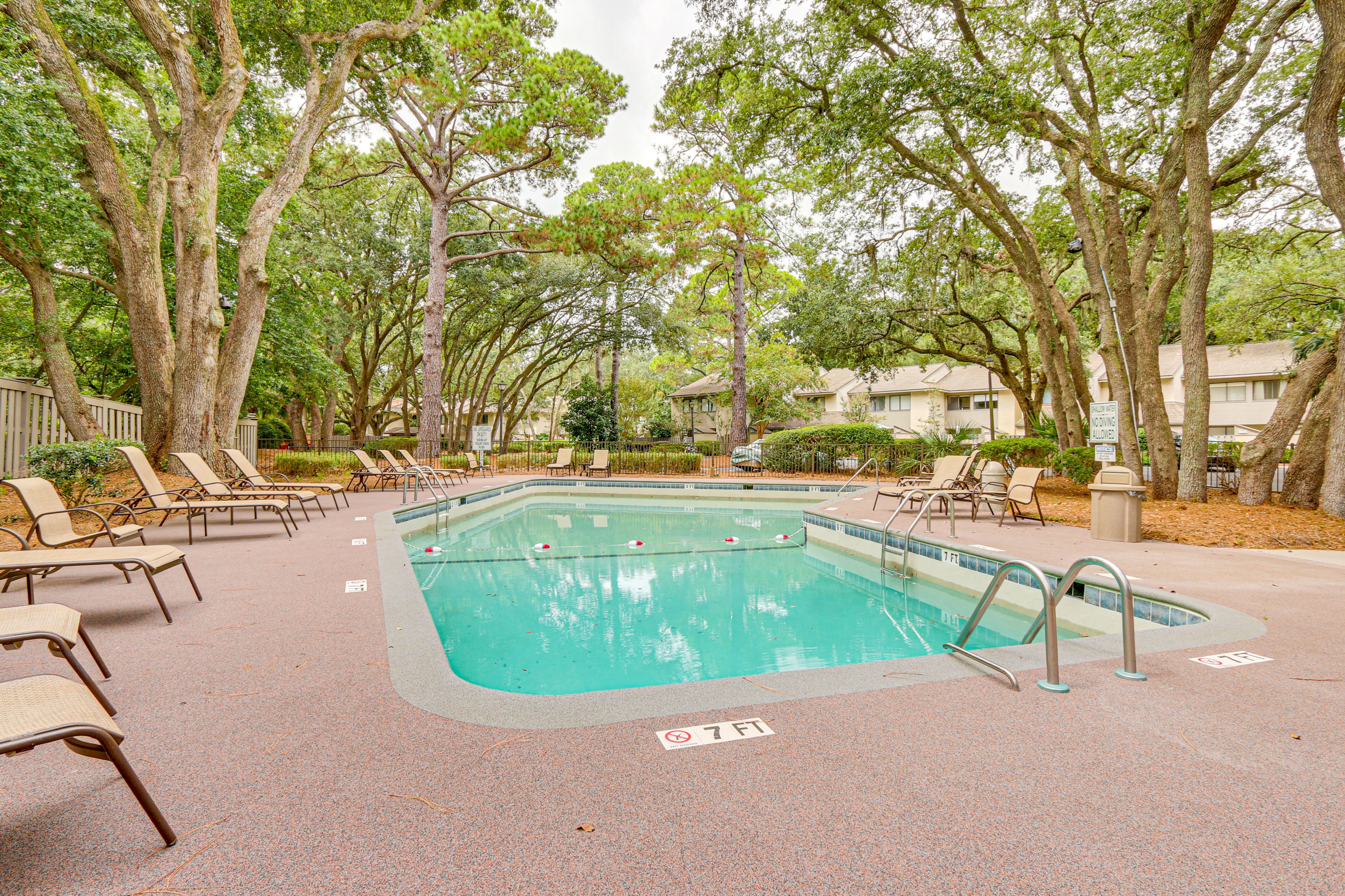 Community Amenities | Outdoor Pool | Grilling Area