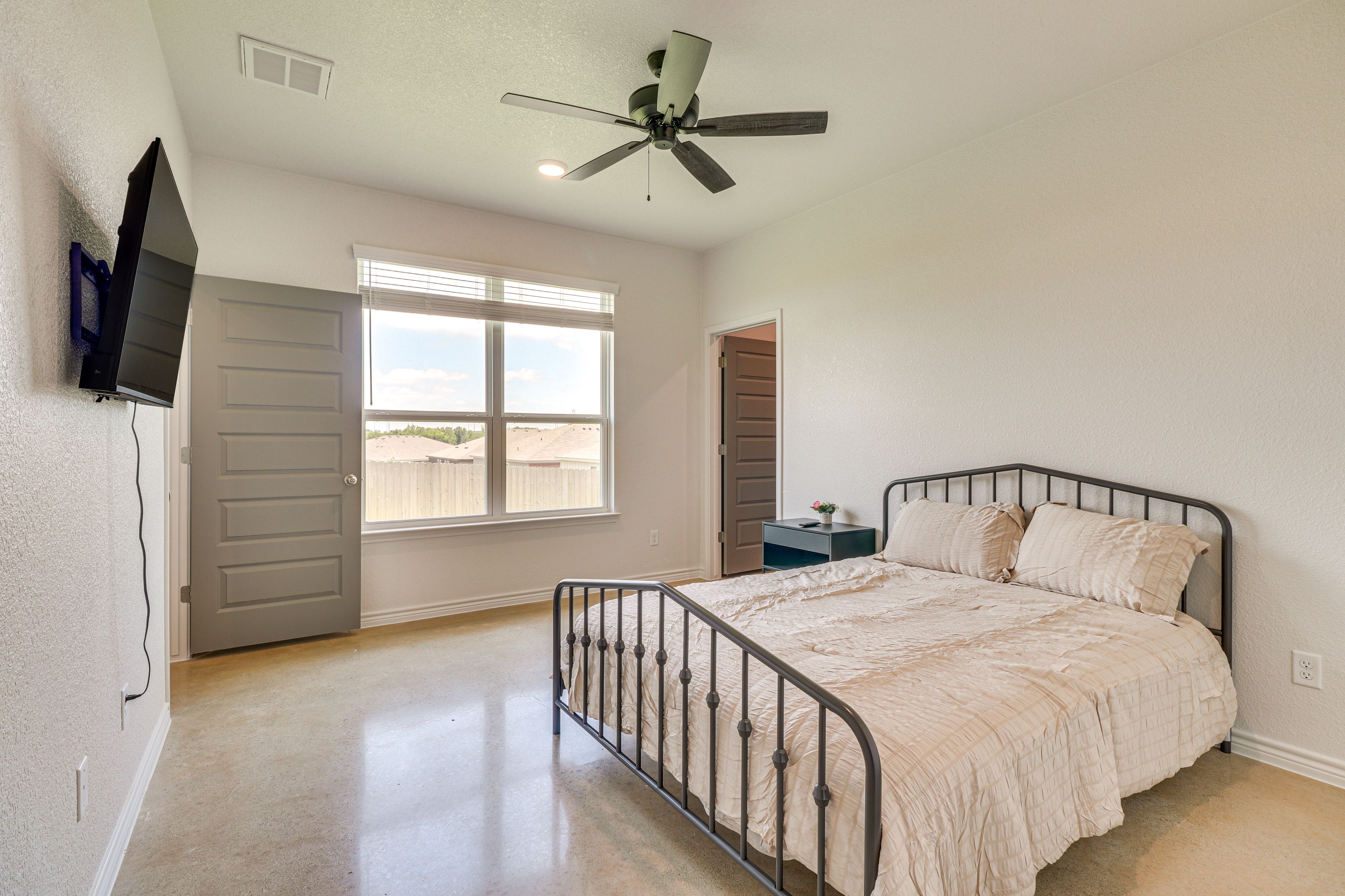Bedroom 1 | Queen Bed | Smart TV