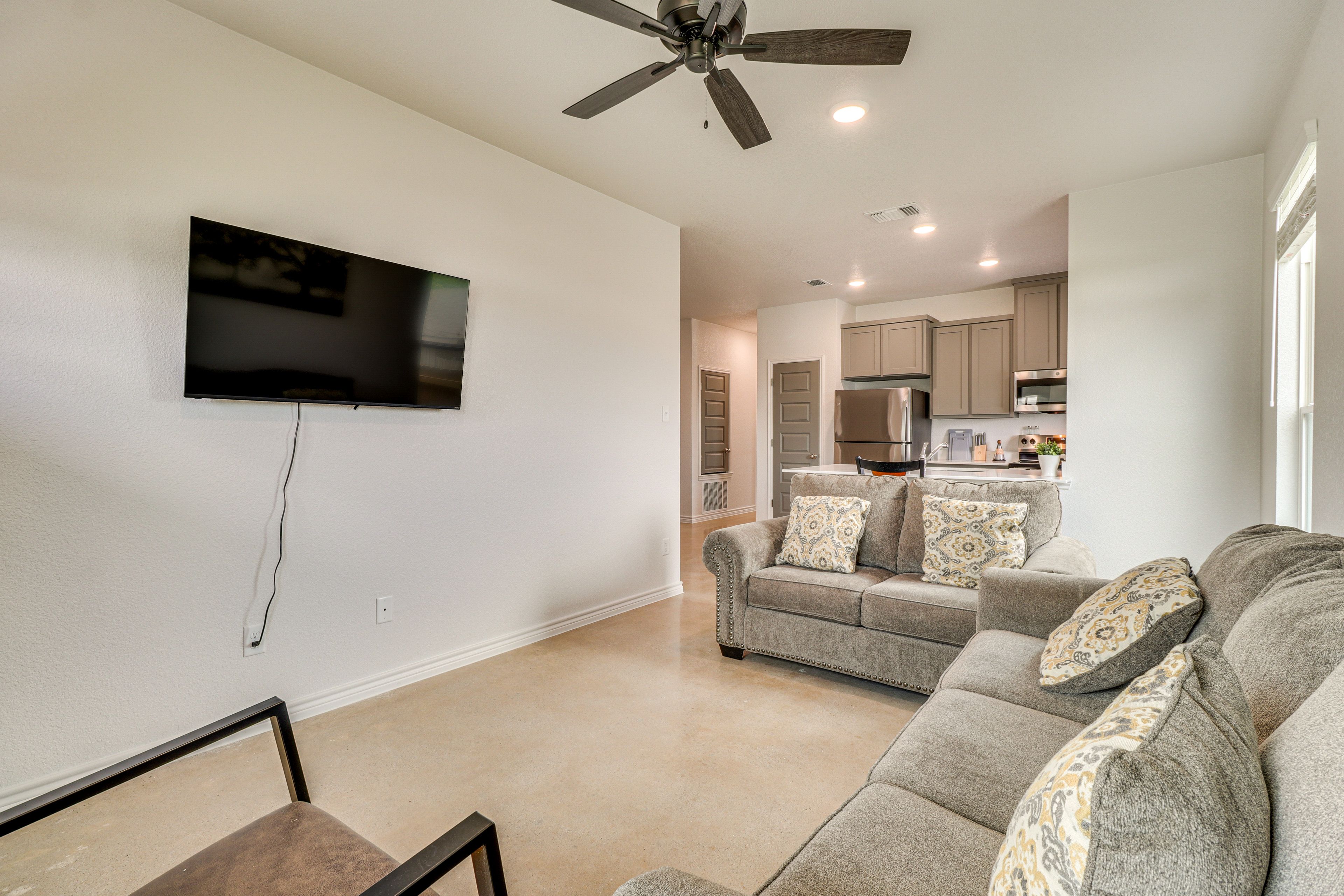 Living Room | Smart TV | Central A/C & Heating | Free WiFi | Single-Story Home